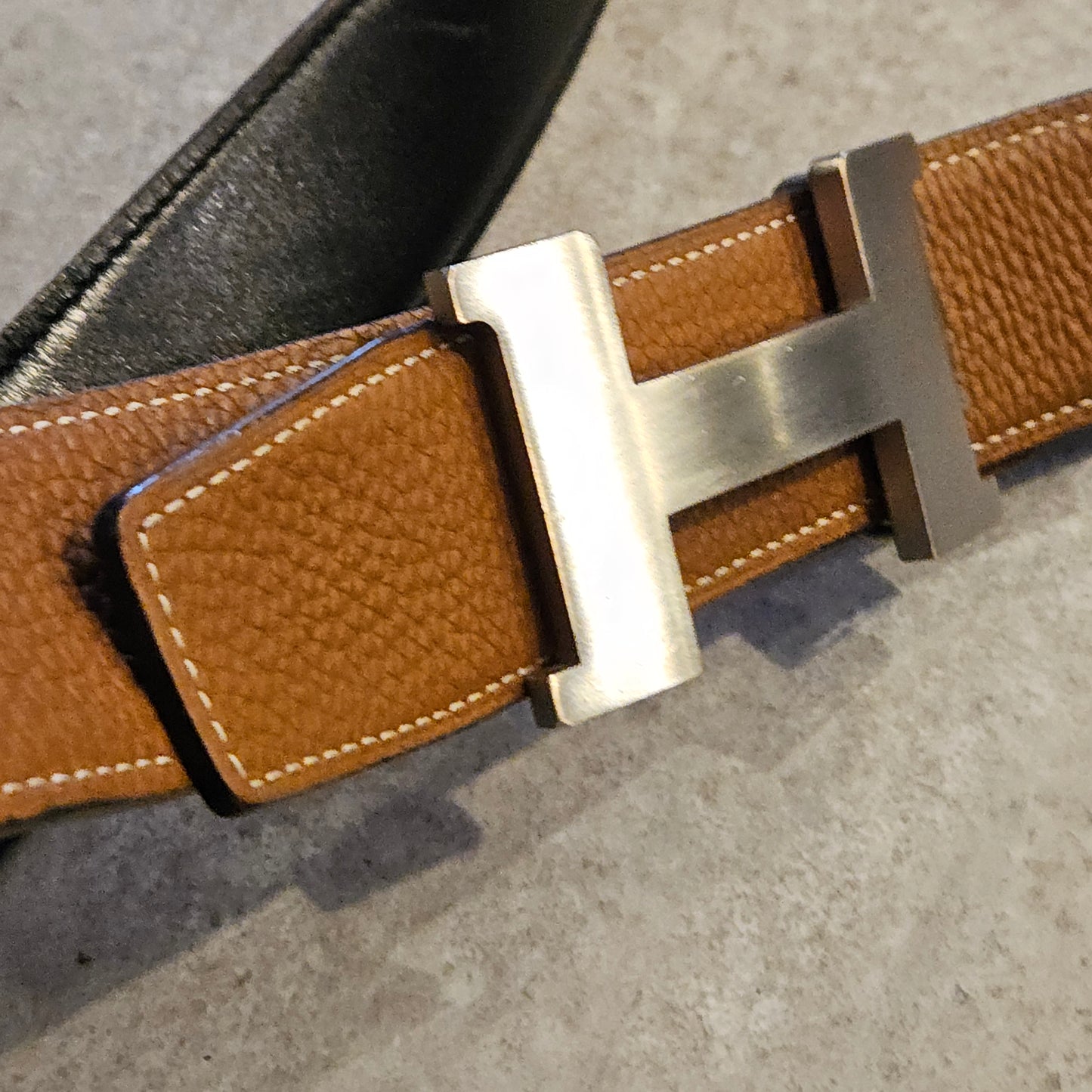HERMÈS brushed silver tone belt buckle and reversible HERMÈS leather belt