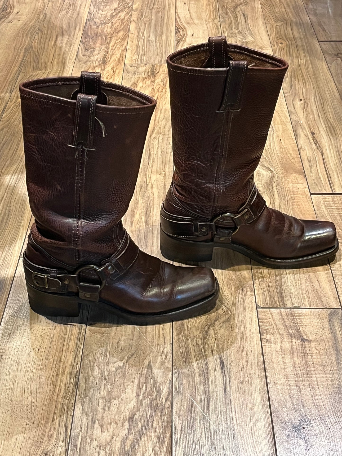 Vintage Frye brown harness boots with chisel toe, full grain leather upper and synthetic sole. Made in USA Size 7.5 US Women