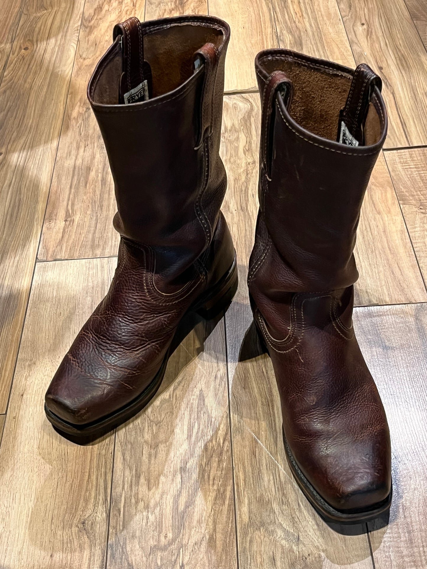 Vintage Frye brown boots with chisel toe, full grain leather upper and synthetic sole. Made in USA Size 9 US Mens