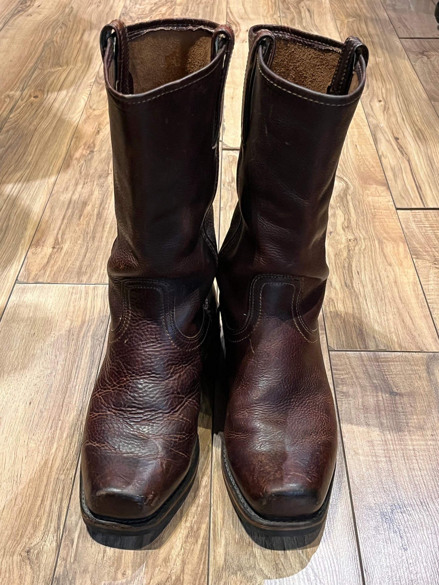 Vintage Frye brown boots with chisel toe, full grain leather upper and synthetic sole. Made in USA Size 9 US Mens