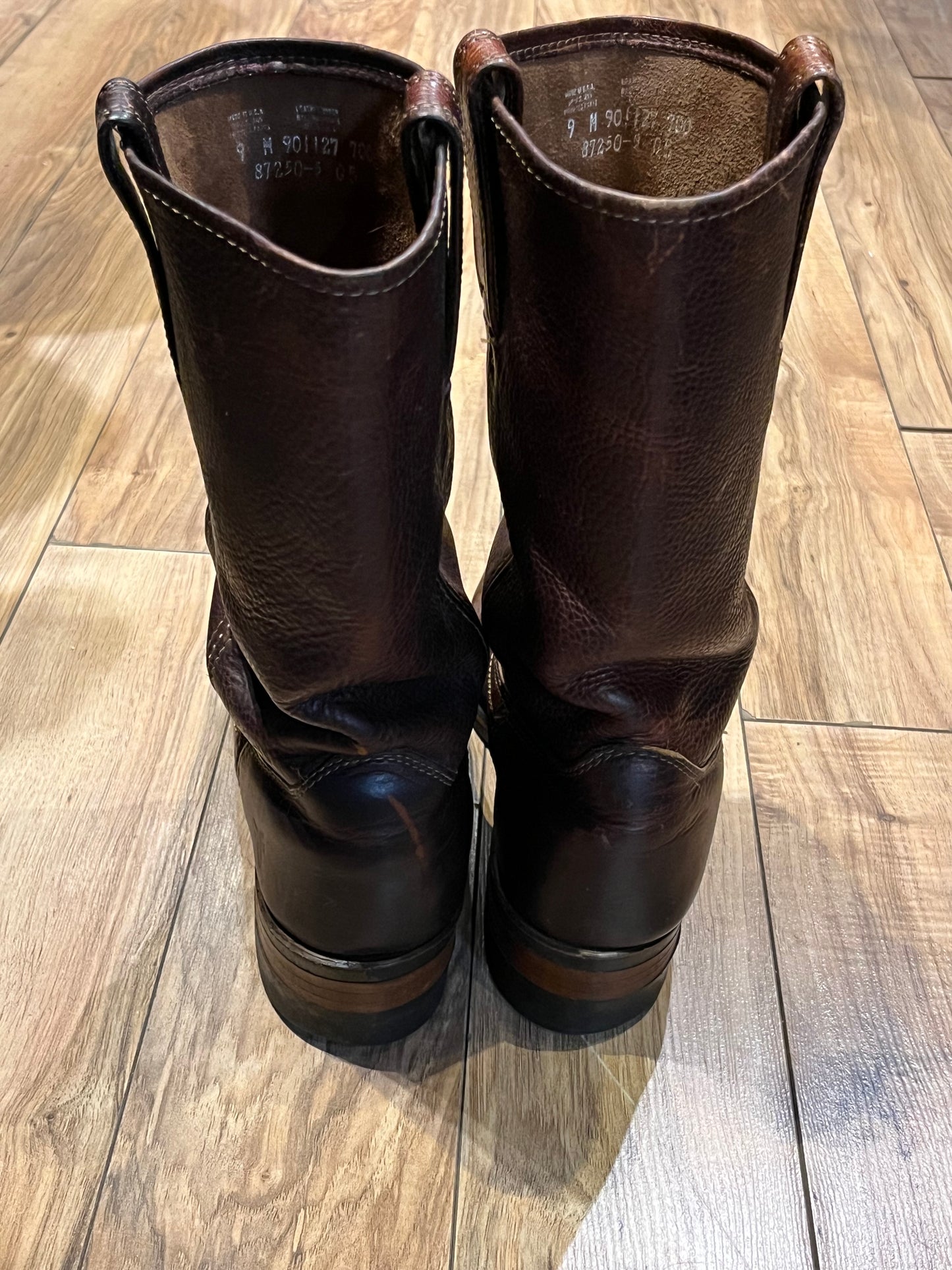 Vintage Frye brown boots with chisel toe, full grain leather upper and synthetic sole. Made in USA Size 9 US Mens