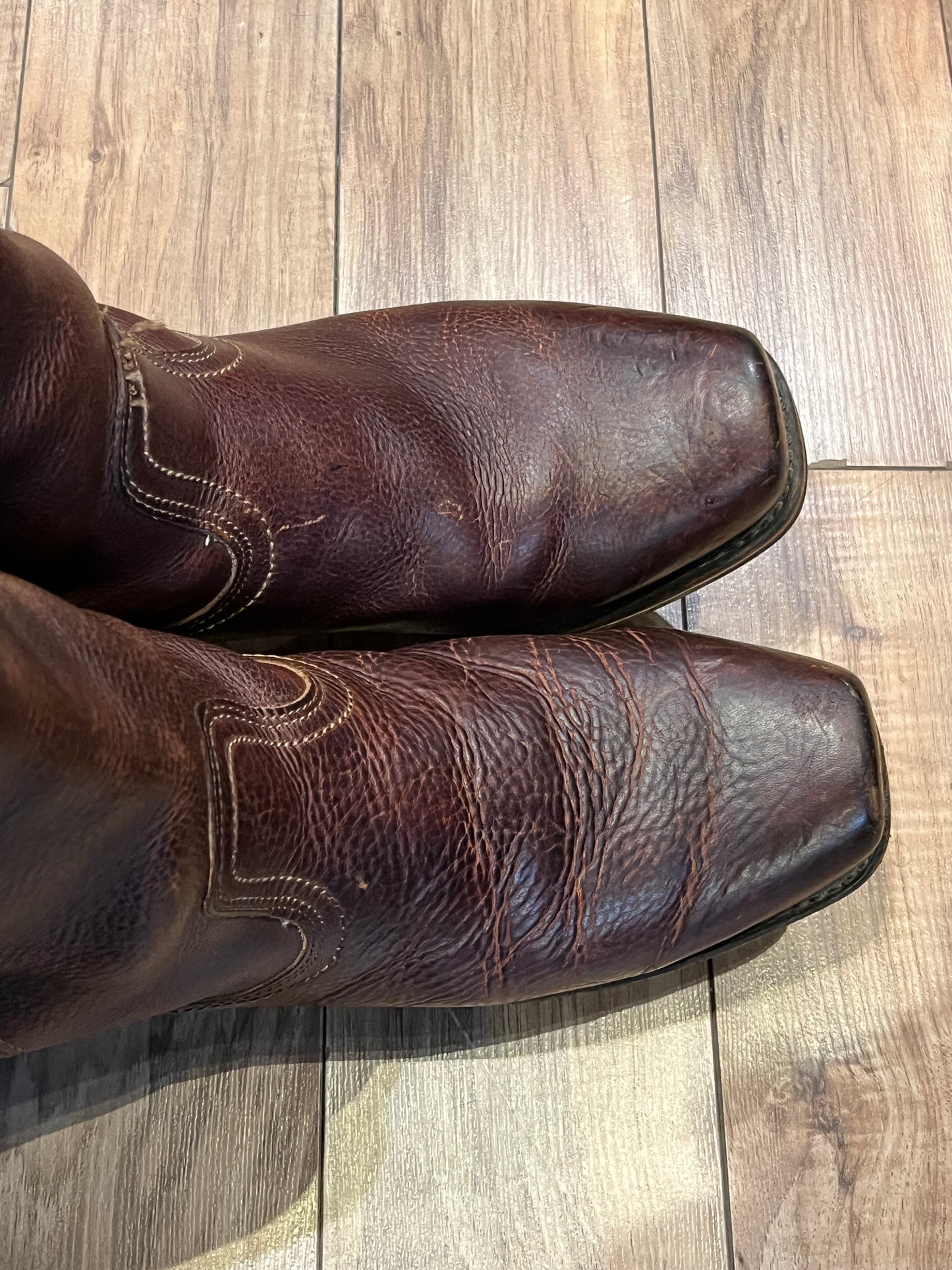 Vintage Frye brown boots with chisel toe, full grain leather upper and synthetic sole. Made in USA Size 9 US Mens