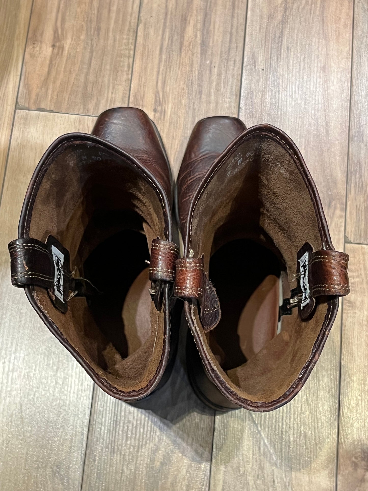 Vintage Frye brown boots with chisel toe, full grain leather upper and synthetic sole. Made in USA Size 9 US Mens