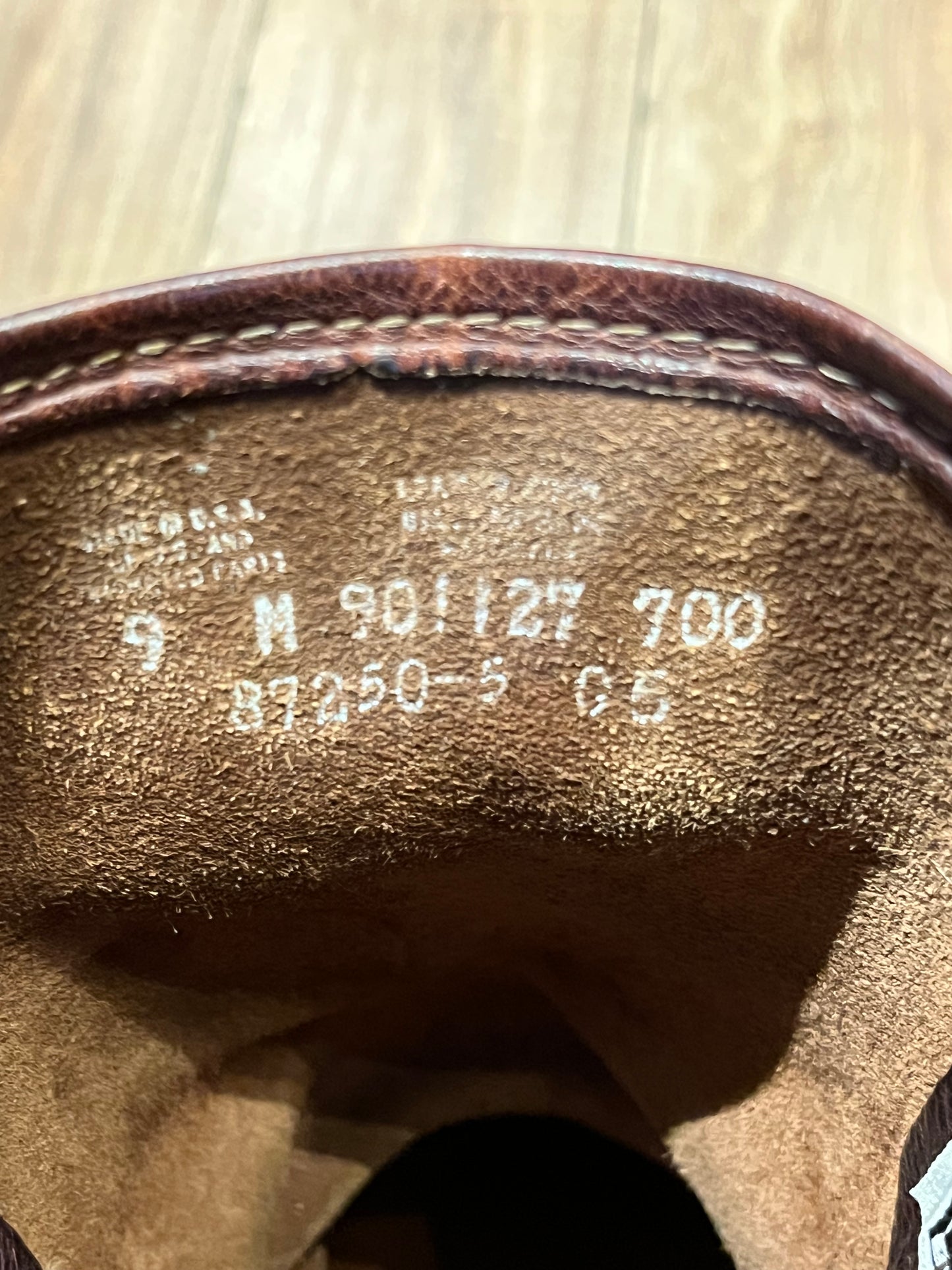 Vintage Frye brown boots with chisel toe, full grain leather upper and synthetic sole. Made in USA Size 9 US Mens