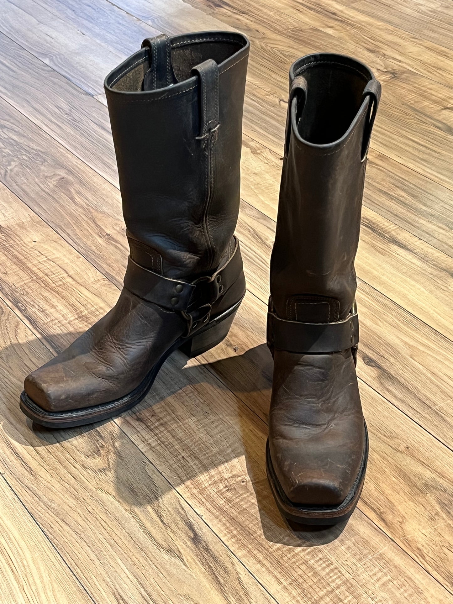 Vintage Frye harness boots in brown with chisel toe, full grain leather upper and synthetic sole. made in USA Size 8 US Women