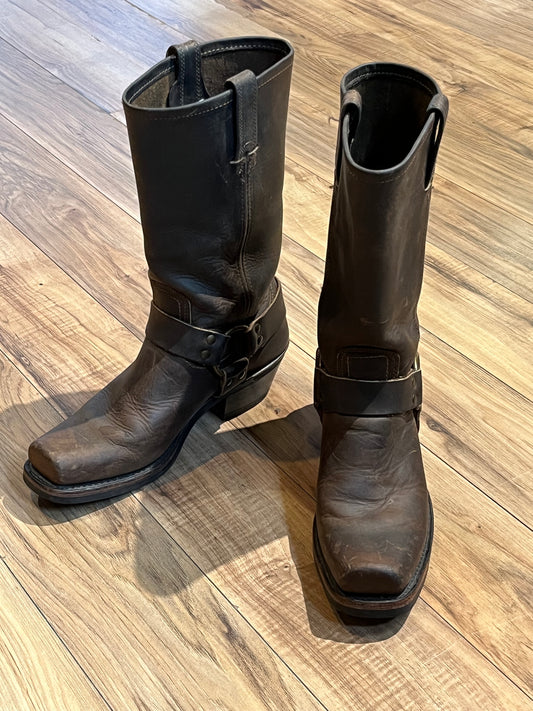 Vintage Frye harness boots in brown with chisel toe, full grain leather upper and synthetic sole.  made in USA Size 8 US Women