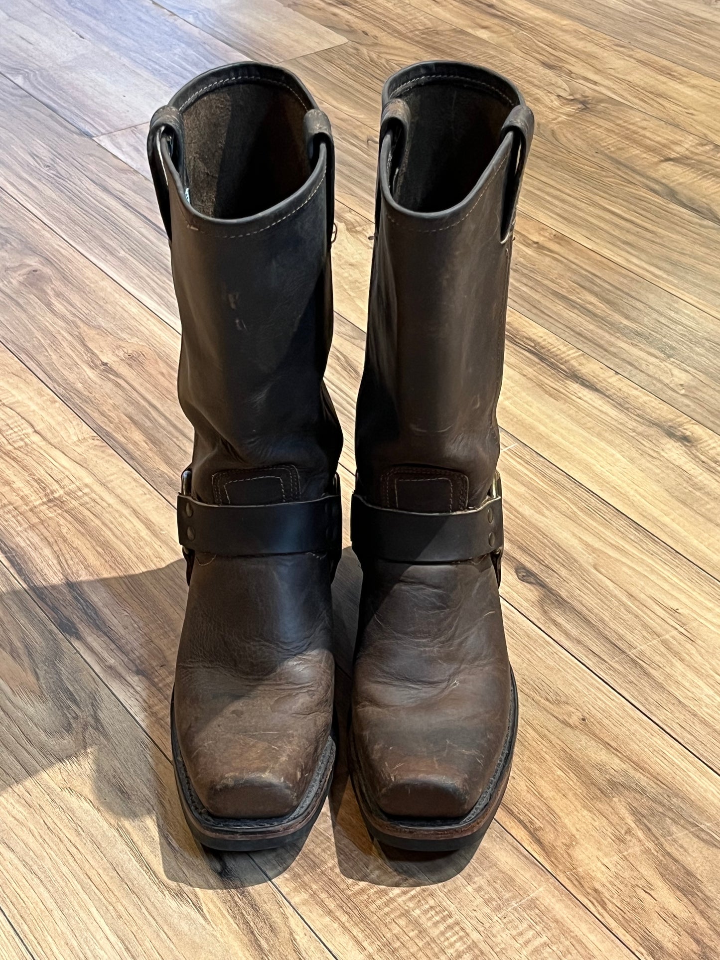 Vintage Frye harness boots in brown with chisel toe, full grain leather upper and synthetic sole. made in USA Size 8 US Women