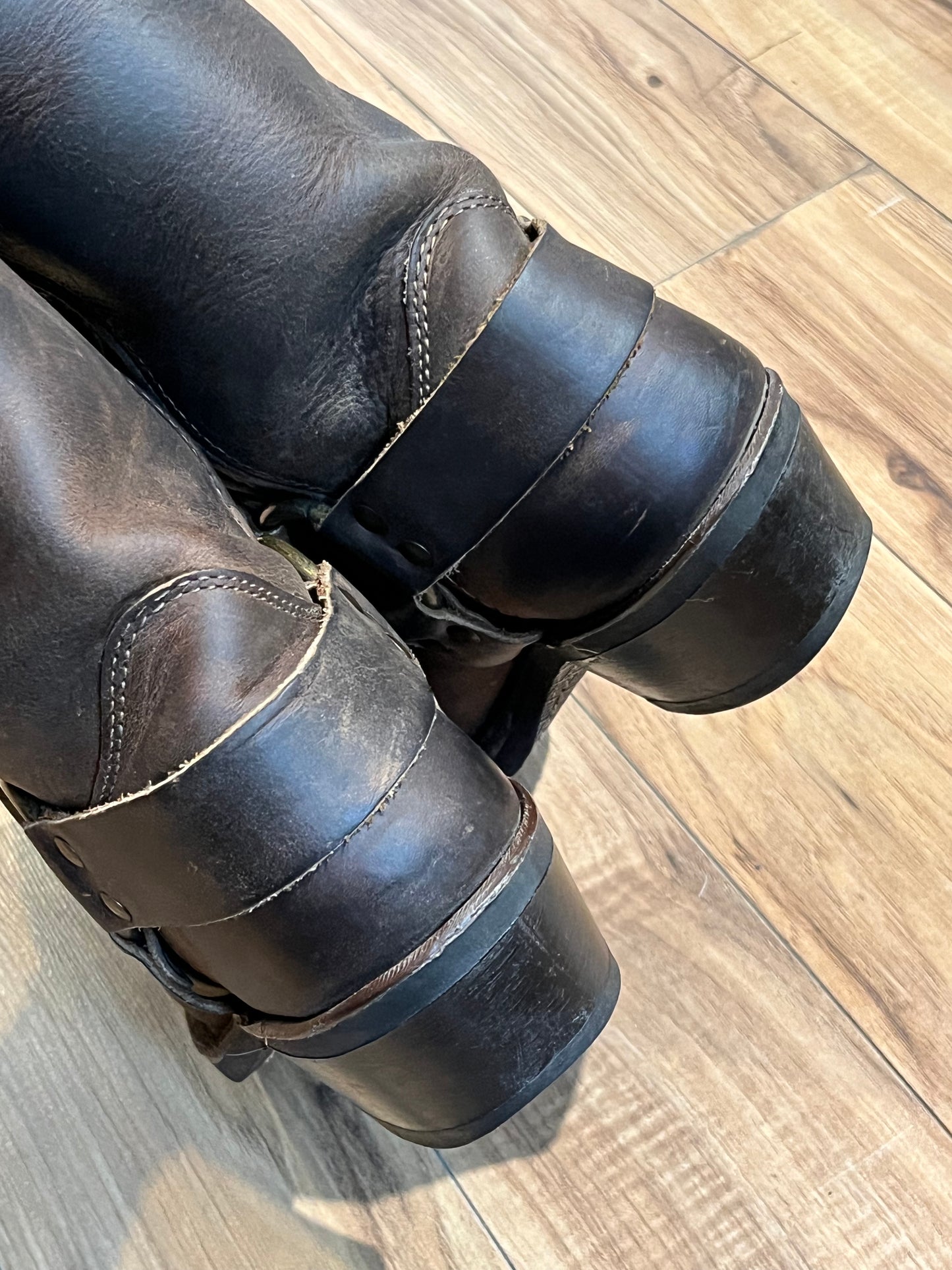 Vintage Frye harness boots in brown with chisel toe, full grain leather upper and synthetic sole. made in USA Size 8 US Women