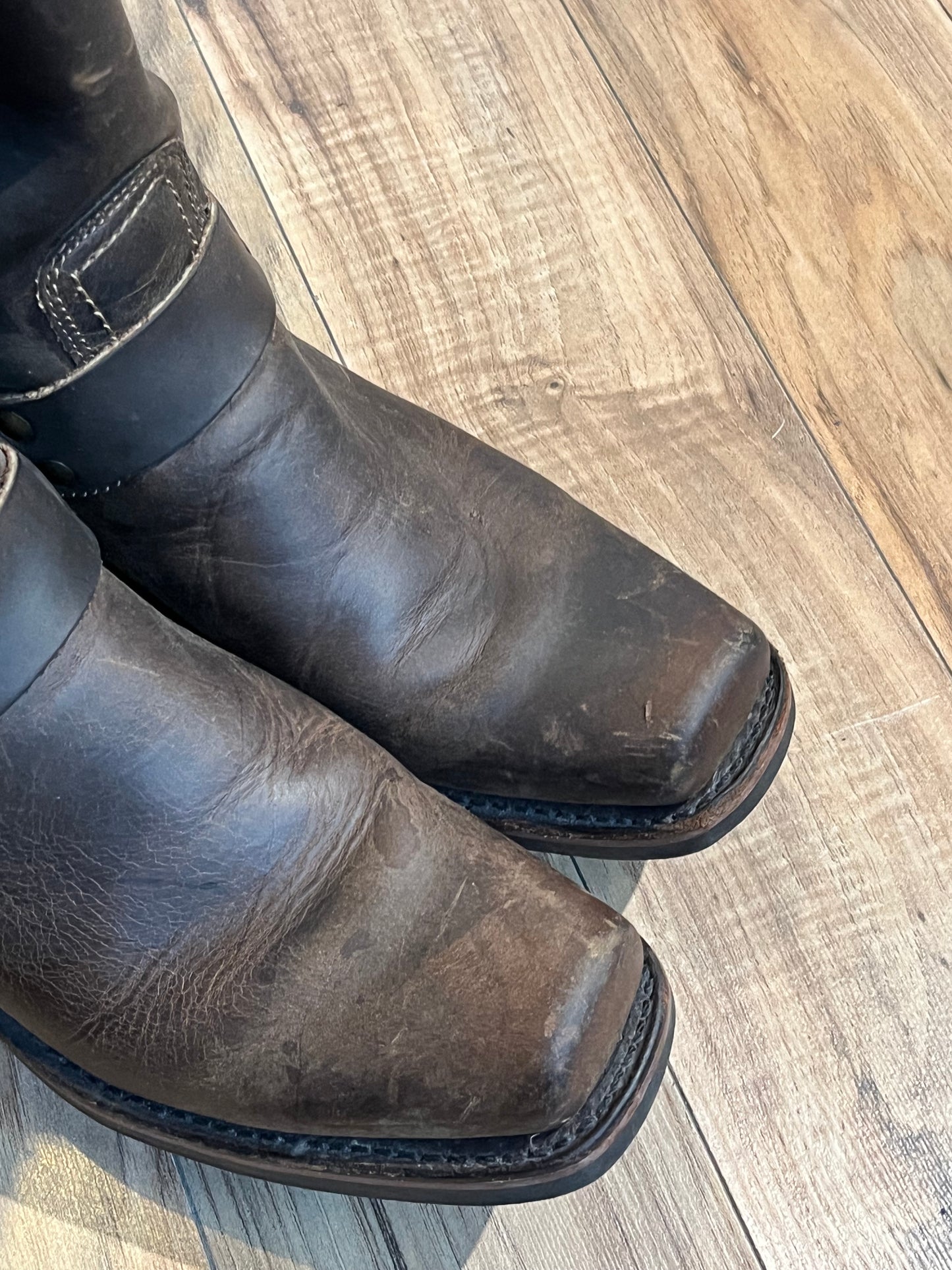 Vintage Frye harness boots in brown with chisel toe, full grain leather upper and synthetic sole. made in USA Size 8 US Women