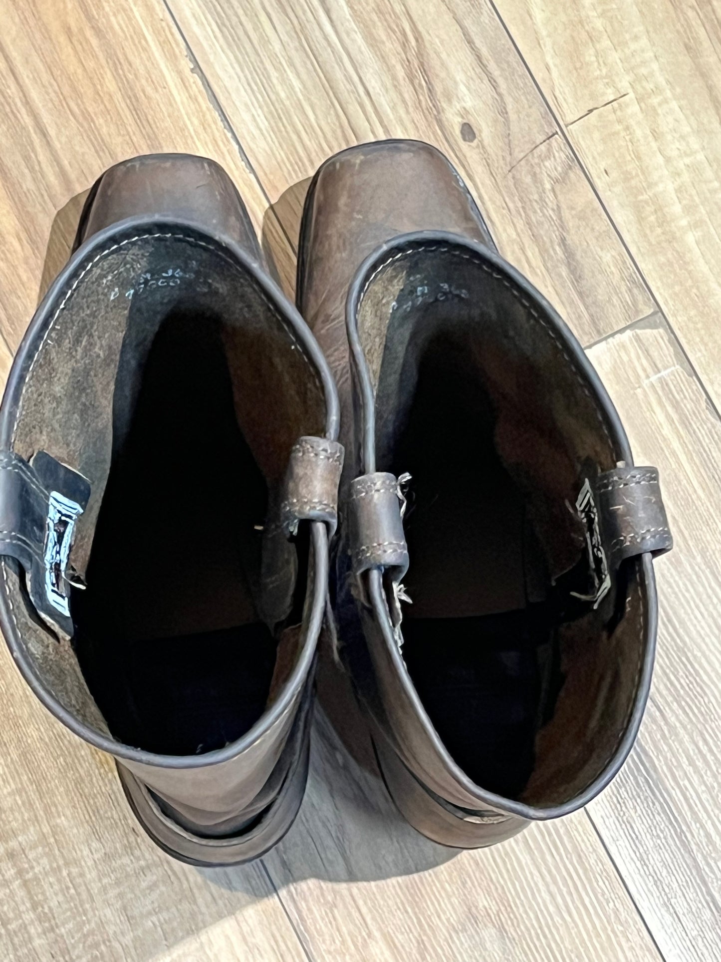 Vintage Frye harness boots in brown with chisel toe, full grain leather upper and synthetic sole. made in USA Size 8 US Women