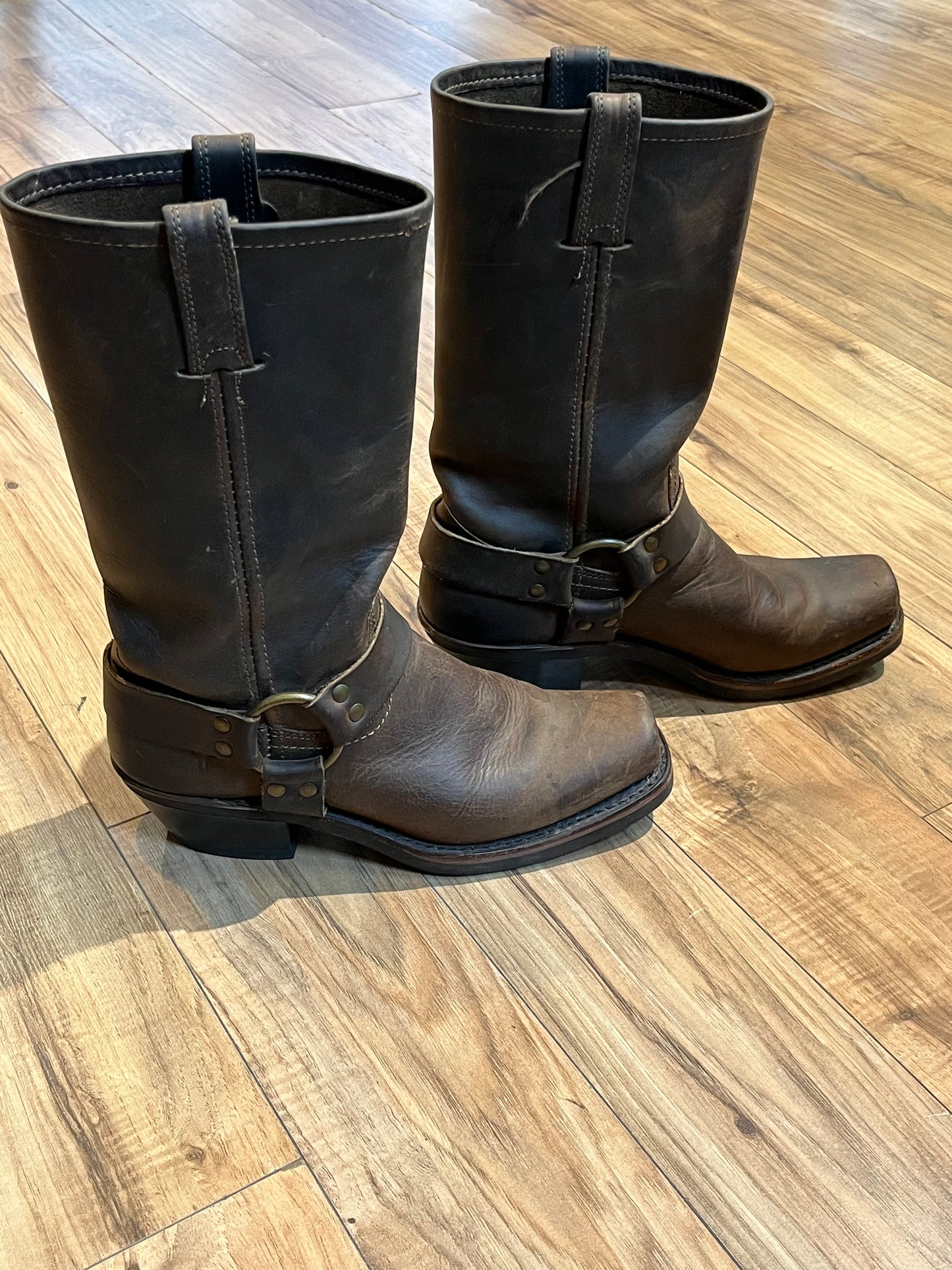 Vintage Frye harness boots in brown with chisel toe, full grain leather upper and synthetic sole. made in USA Size 8 US Women