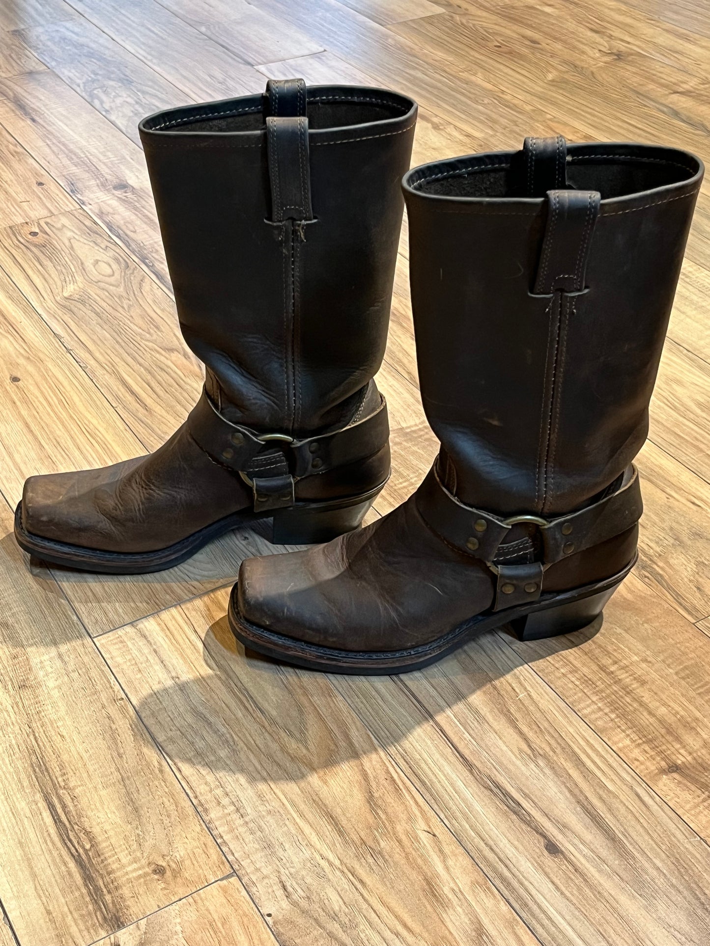 Vintage Frye harness boots in brown with chisel toe, full grain leather upper and synthetic sole. made in USA Size 8 US Women