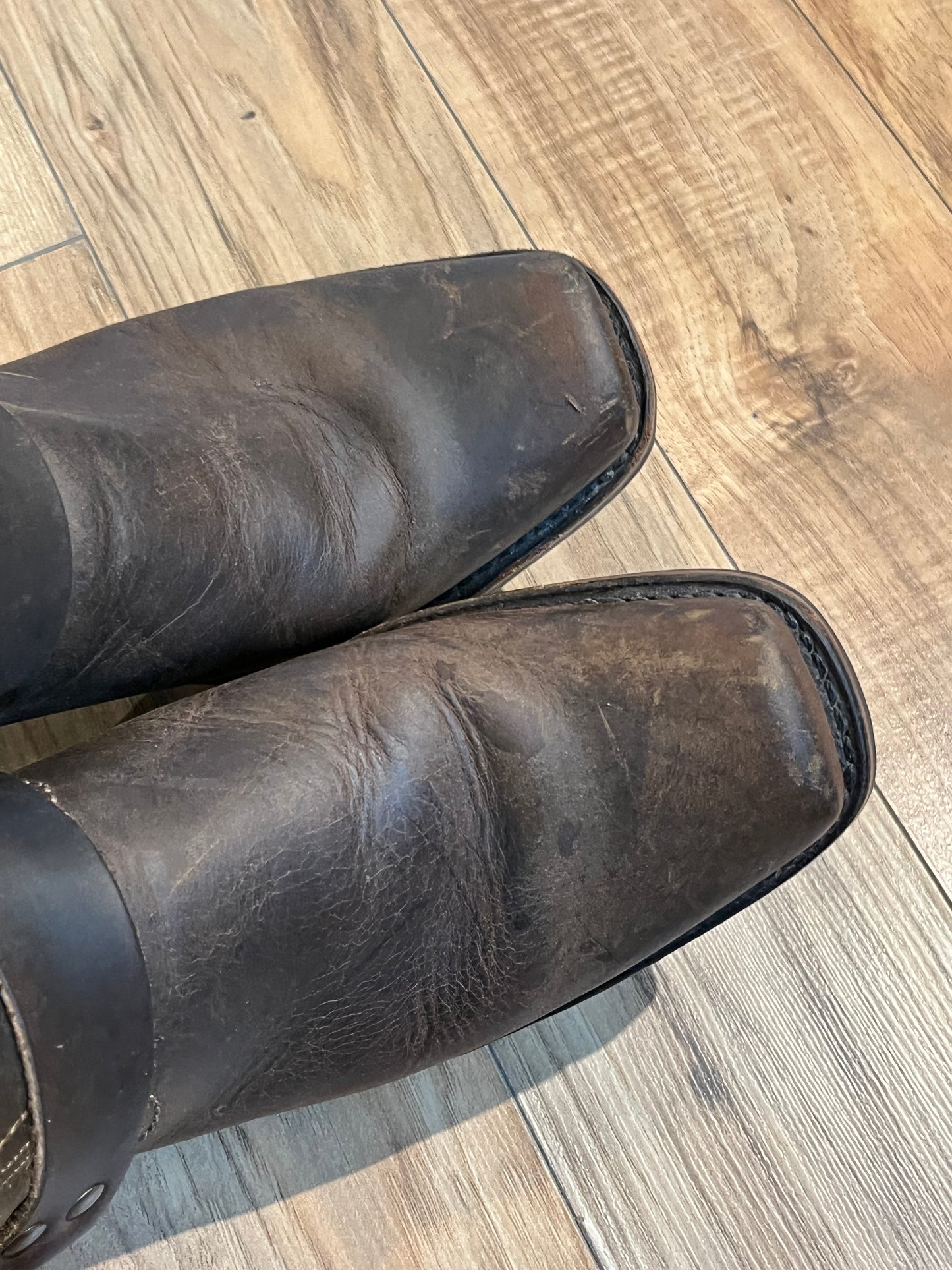 Vintage Frye harness boots in brown with chisel toe, full grain leather upper and synthetic sole. made in USA Size 8 US Women