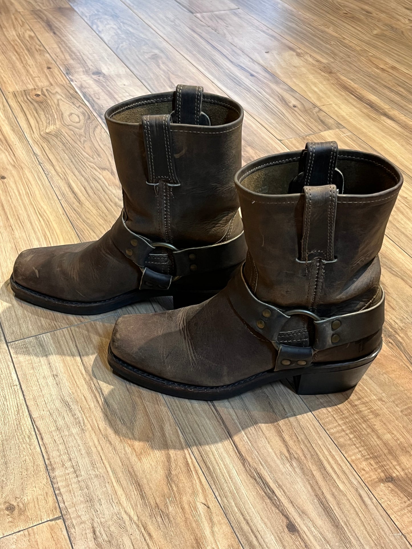 Vintage Frye ankle harness boots with chisel toe, full grain leather upper and synthetic sole. Made in USA Size 6 US women