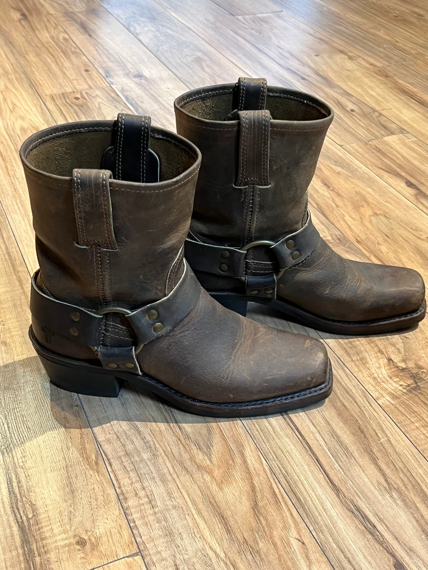 Vintage Frye ankle harness boots with chisel toe, full grain leather upper and synthetic sole. Made in USA Size 6 US women