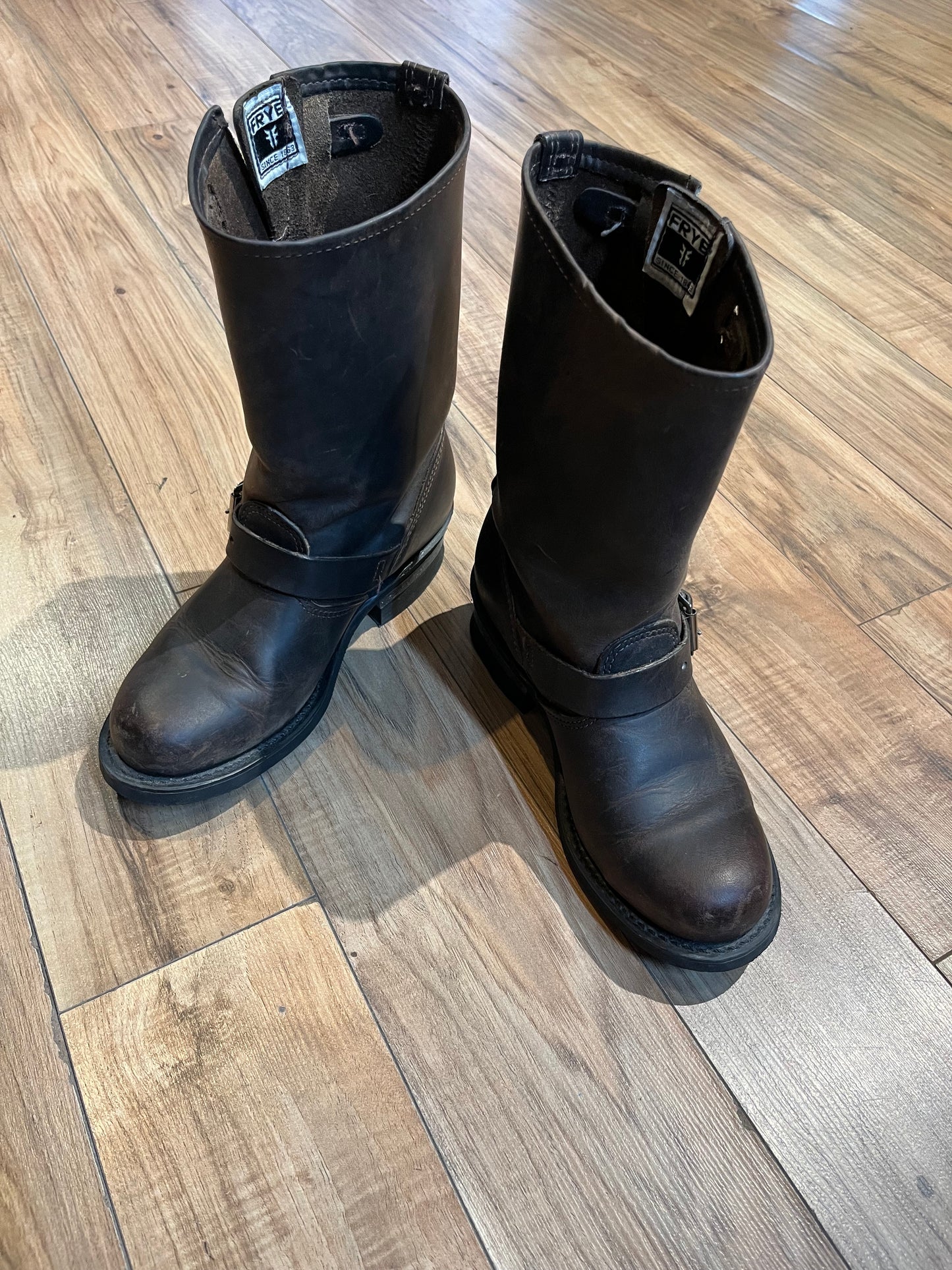 Vintage Frye Engineer Boots with round toe, full grain leather upper and synthetic sole. Made in USA Size 6.5 Womens