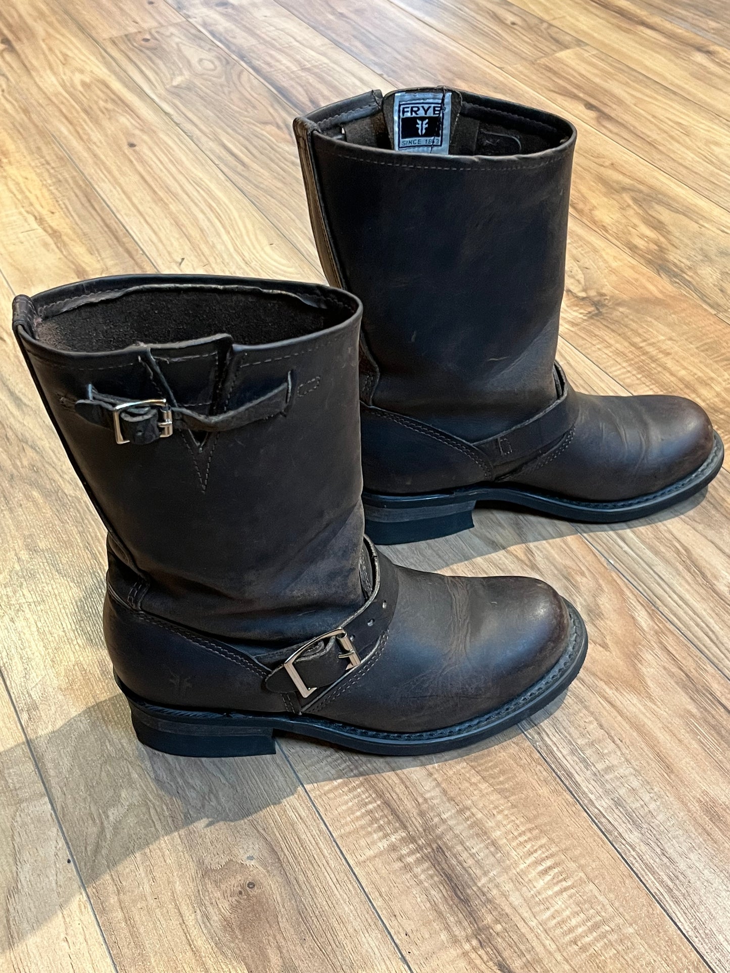 Vintage Frye Engineer Boots with round toe, full grain leather upper and synthetic sole. Made in USA Size 6.5 Womens