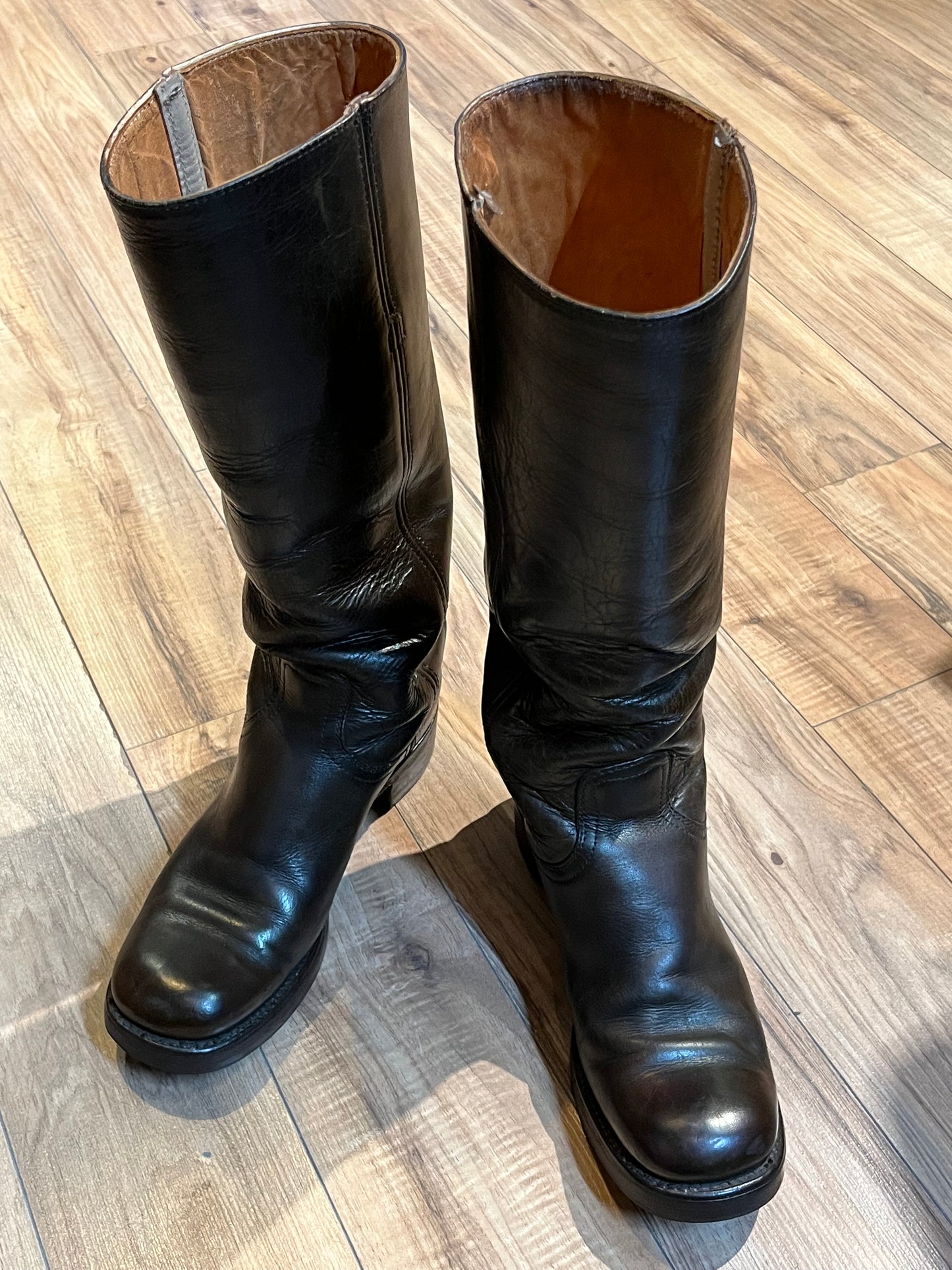 Vintage Frye Campus boots in black leather with square toe and leather upper, leather lining and all weather soles. Made in USA Size 6.5 US Women B width