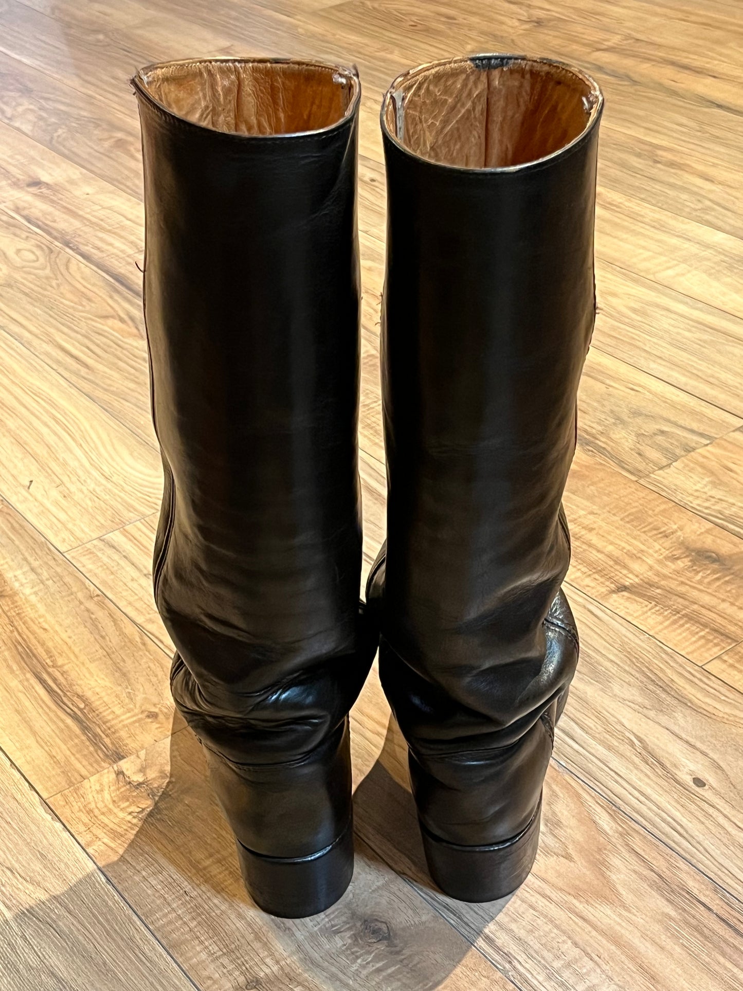 Vintage Frye Campus boots in black leather with square toe and leather upper, leather lining and all weather soles. Made in USA Size 6.5 US Women B width