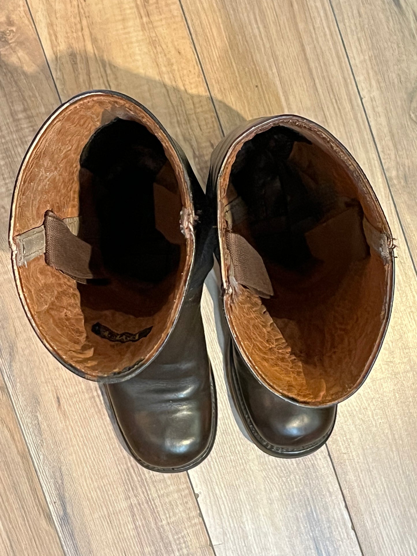 Vintage Frye Campus boots in black leather with square toe and leather upper, leather lining and all weather soles. Made in USA Size 6.5 US Women B width