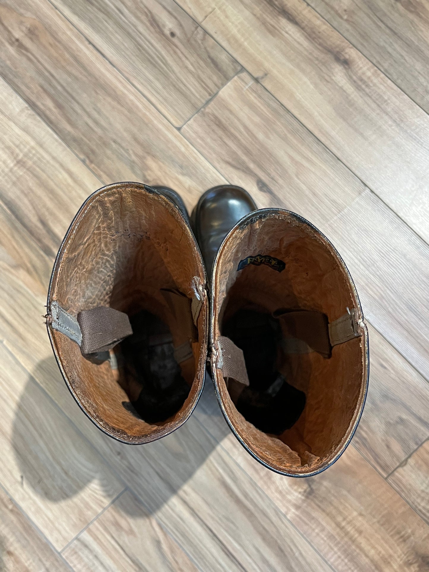 Vintage Frye Campus boots in black leather with square toe and leather upper, leather lining and all weather soles. Made in USA Size 6.5 US Women B width