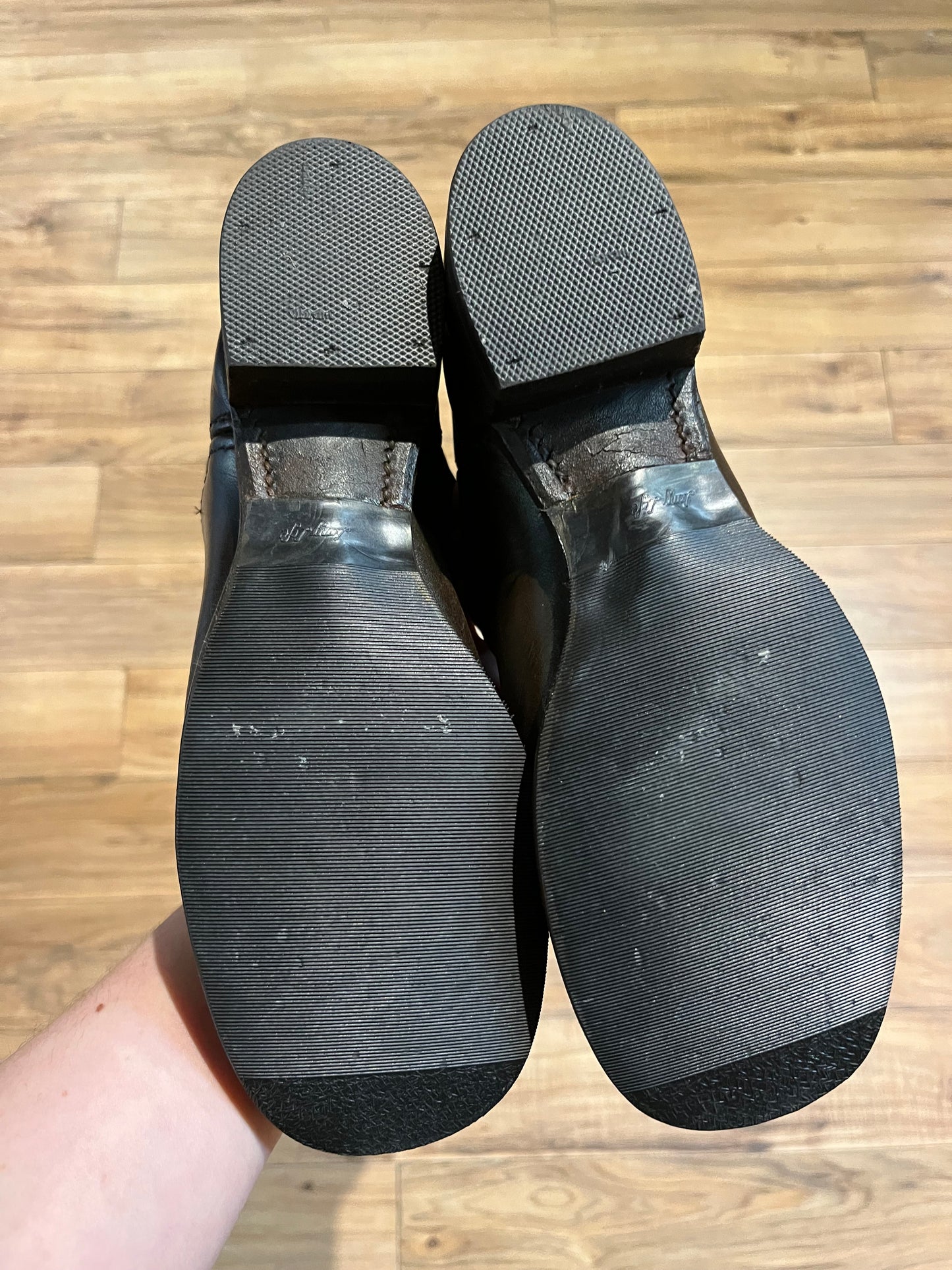 Vintage Frye Campus boots in black leather with square toe and leather upper, leather lining and all weather soles. Made in USA Size 6.5 US Women B width