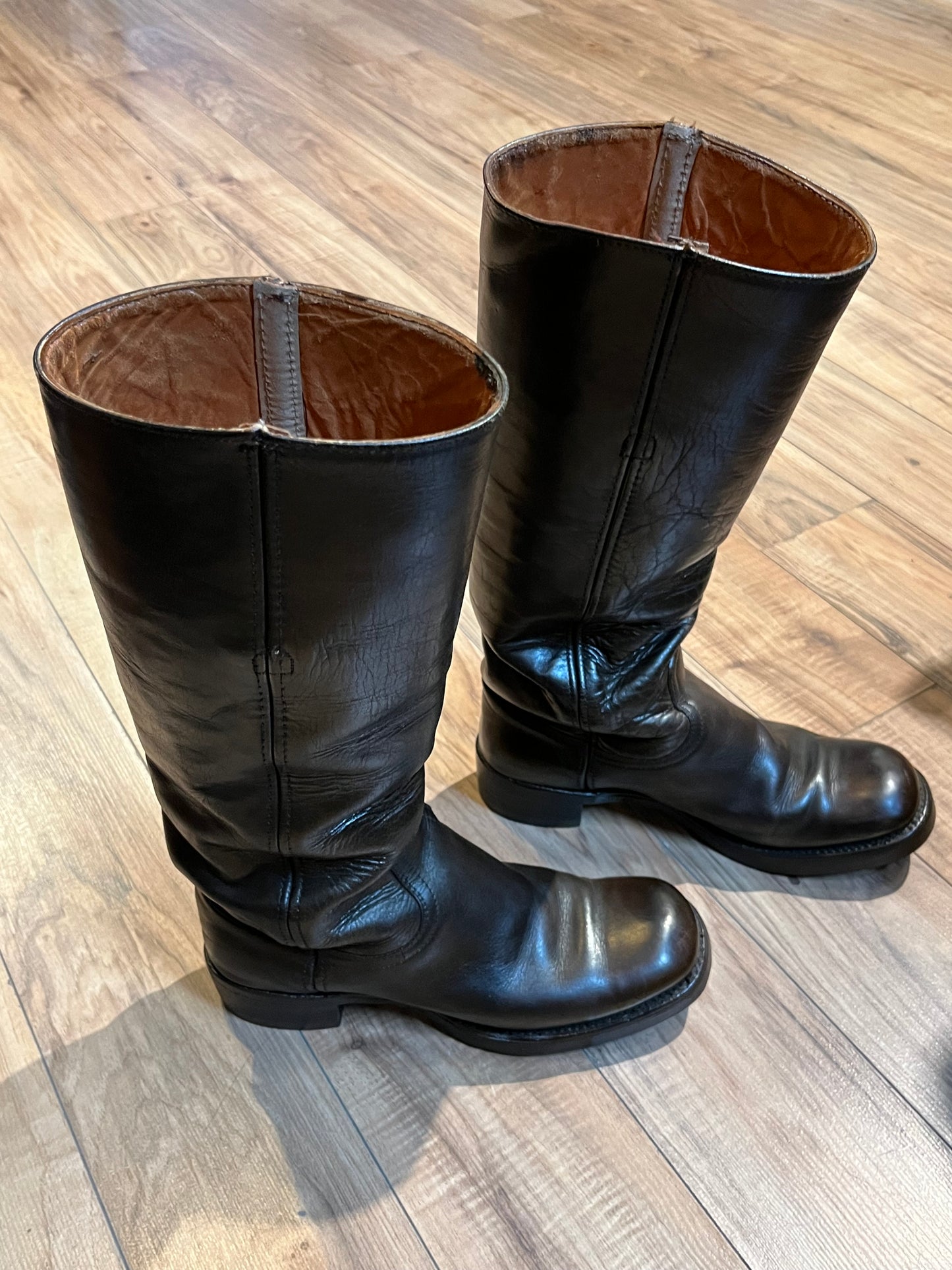 Vintage Frye Campus boots in black leather with square toe and leather upper, leather lining and all weather soles. Made in USA Size 6.5 US Women B width