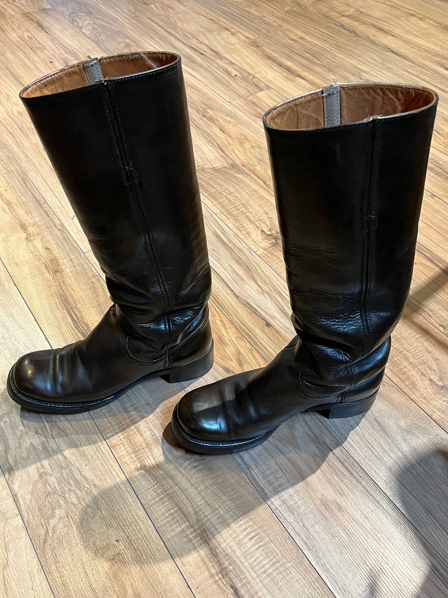 Vintage Frye Campus boots in black leather with square toe and leather upper, leather lining and all weather soles. Made in USA Size 6.5 US Women B width