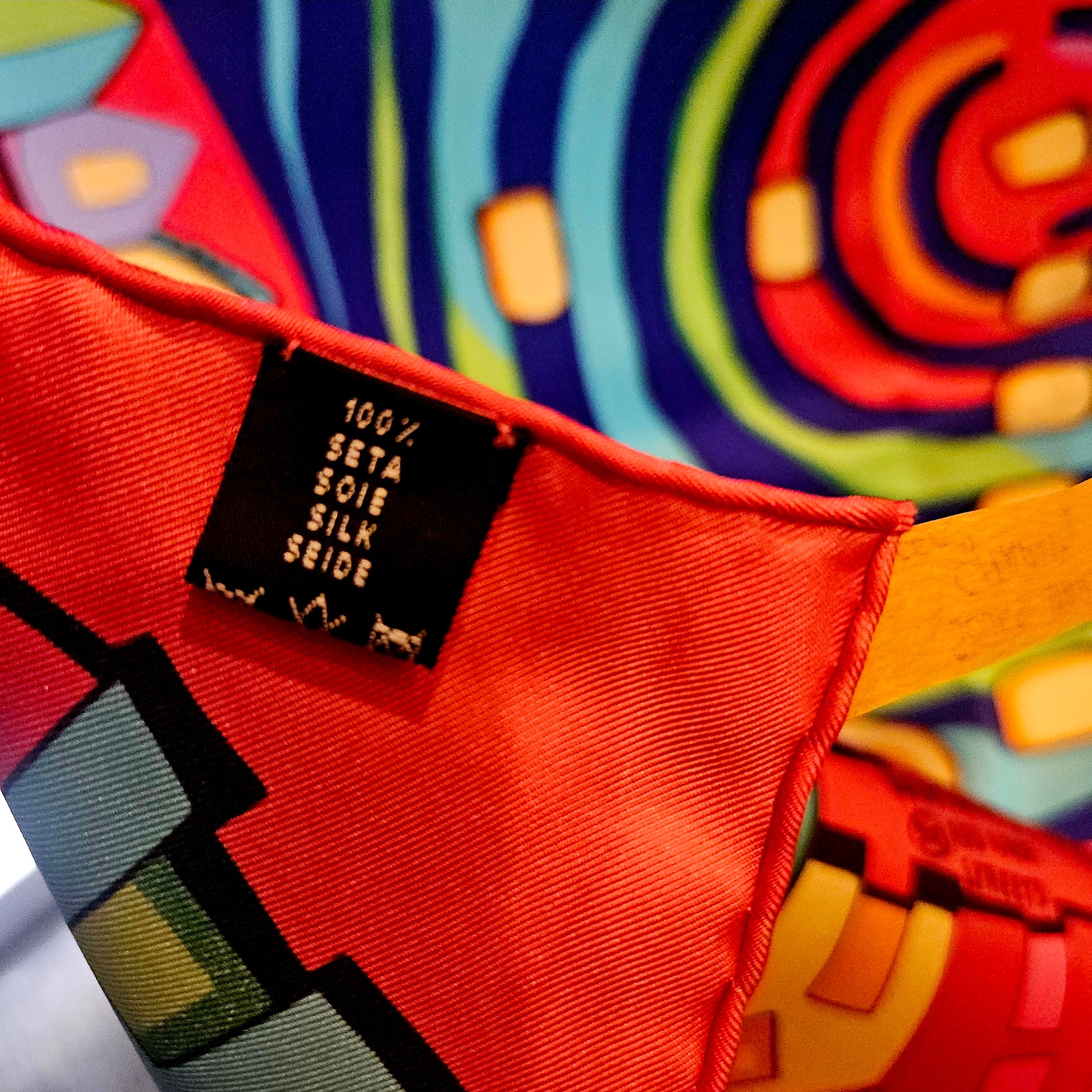 Detail Frey Wille silk hem