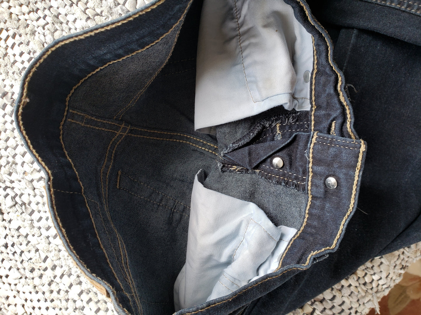 Kingspier Vintage - Levi's 593 27x32 (measures 28x31.5), button fly, deep blue double rinse, 28 x 31 1/2, ride 6.5, cuff width 8.75, Made in Vietnam, 99% cotton, 1% Elastane, Excellent condition