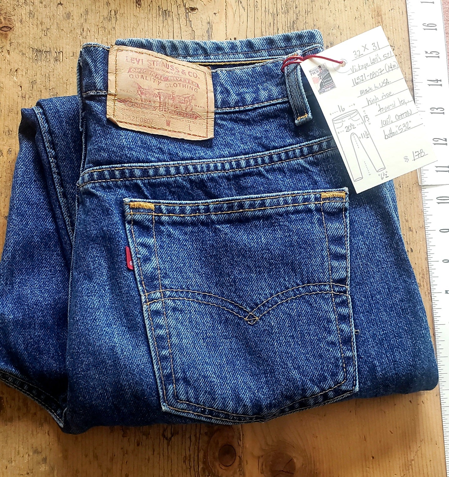kingspier Vintage Levi's 521 32"x31" (tag size 14m) Vintage Red Tab "16521-0807" Made in USA 100% cotton Excellent condition button stamped # 532