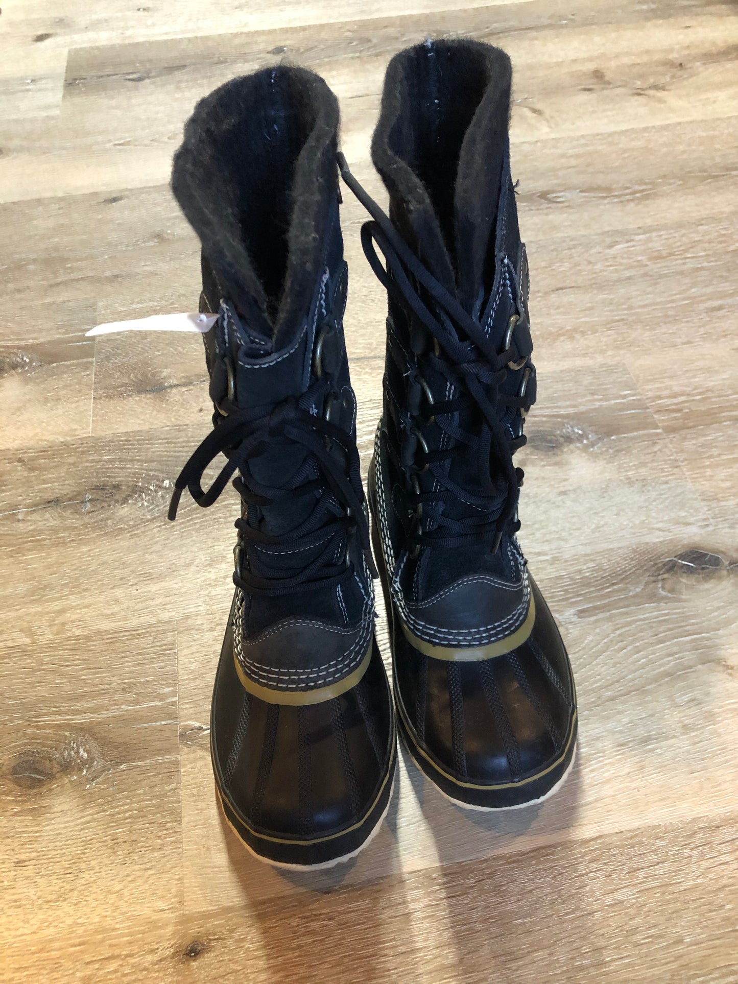 Sorel five eyelet lace up winter storm boots with sheepskin upper, warm recycled polyester blend lining and rubber outsole.
Size 6 US womens
The uppers and soles are in excellent condition.