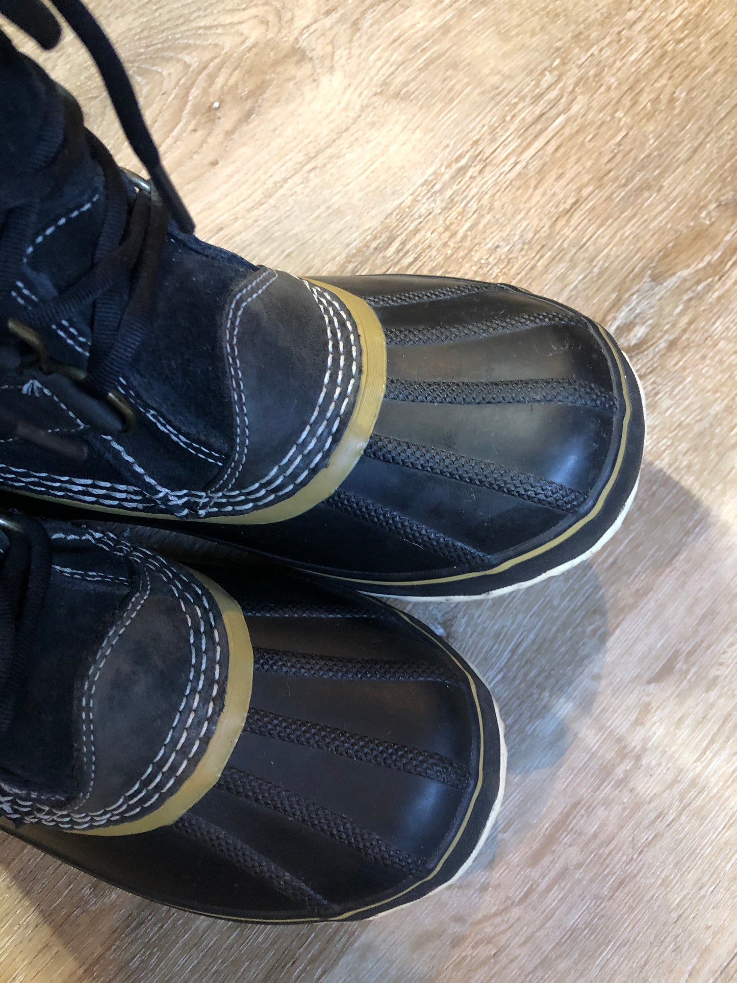 Sorel five eyelet lace up winter storm boots with sheepskin upper, warm recycled polyester blend lining and rubber outsole.
Size 6 US womens
The uppers and soles are in excellent condition.