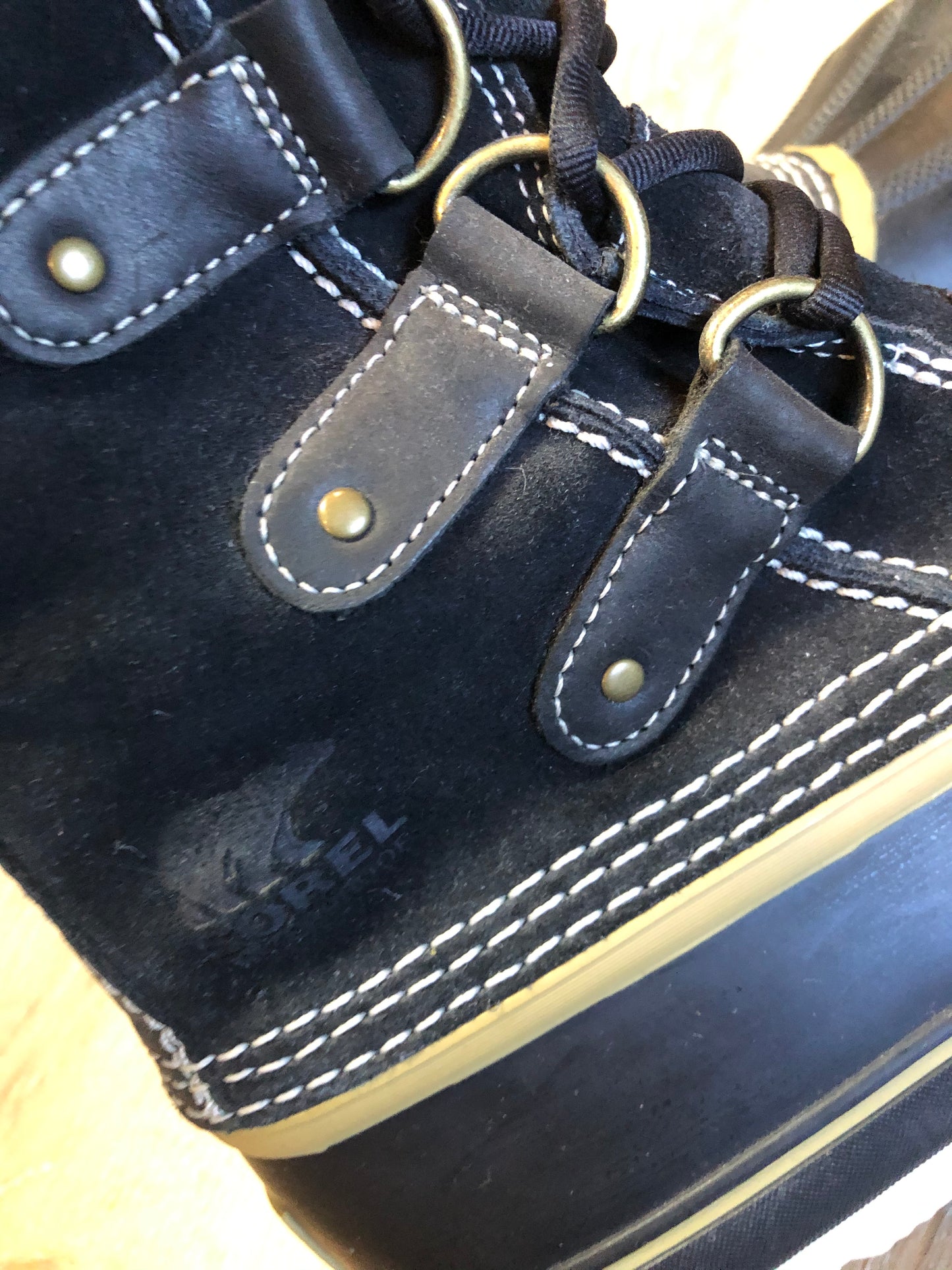 Sorel five eyelet lace up winter storm boots with sheepskin upper, warm recycled polyester blend lining and rubber outsole.
Size 6 US womens
The uppers and soles are in excellent condition.
