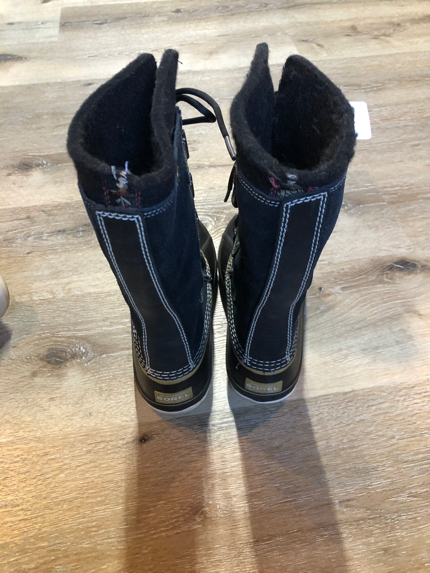 Sorel five eyelet lace up winter storm boots with sheepskin upper, warm recycled polyester blend lining and rubber outsole.
Size 6 US womens
The uppers and soles are in excellent condition.