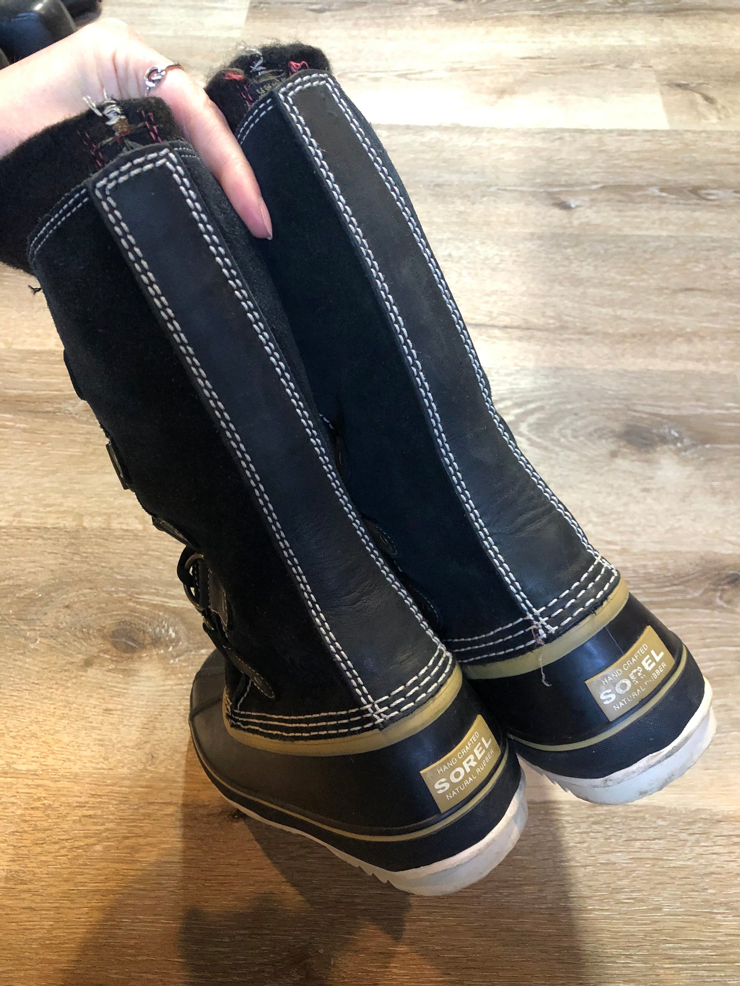Sorel five eyelet lace up winter storm boots with sheepskin upper, warm recycled polyester blend lining and rubber outsole.
Size 6 US womens
The uppers and soles are in excellent condition.