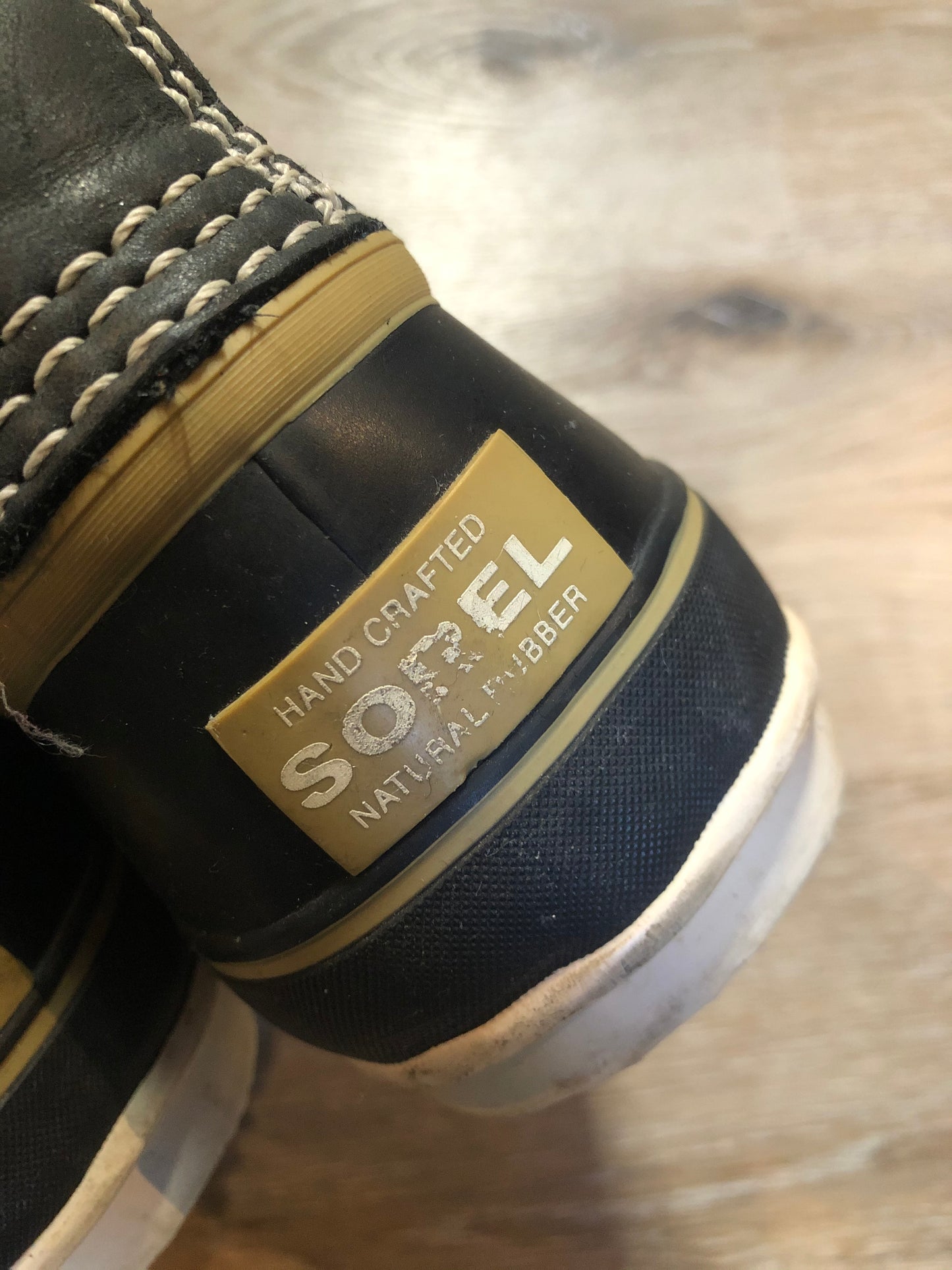 Sorel five eyelet lace up winter storm boots with sheepskin upper, warm recycled polyester blend lining and rubber outsole.
Size 6 US womens
The uppers and soles are in excellent condition.