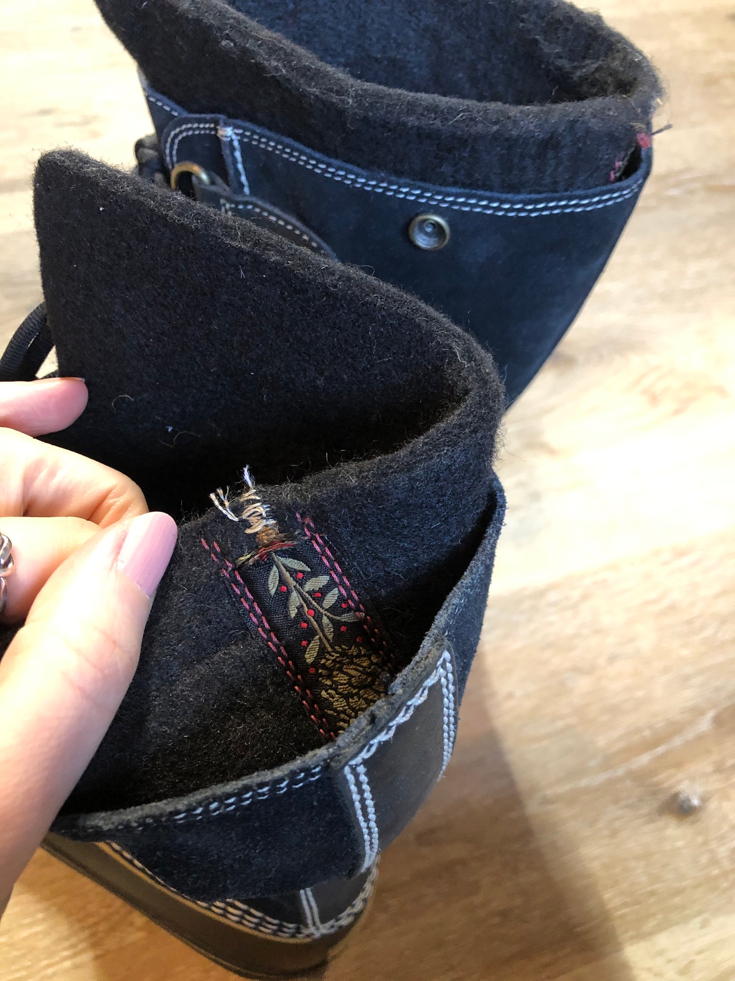 Sorel five eyelet lace up winter storm boots with sheepskin upper, warm recycled polyester blend lining and rubber outsole.
Size 6 US womens
The uppers and soles are in excellent condition.