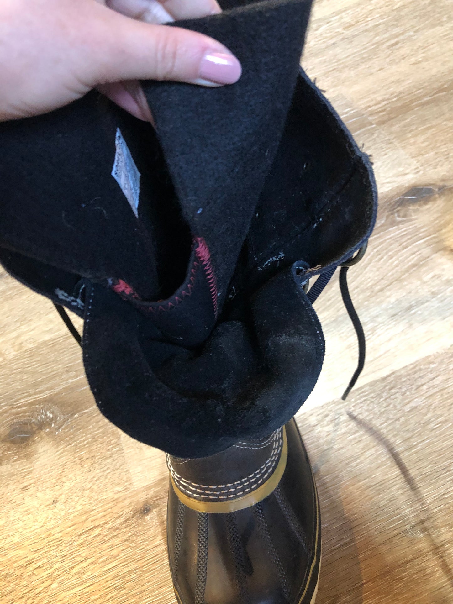 Sorel five eyelet lace up winter storm boots with sheepskin upper, warm recycled polyester blend lining and rubber outsole.
Size 6 US womens
The uppers and soles are in excellent condition.