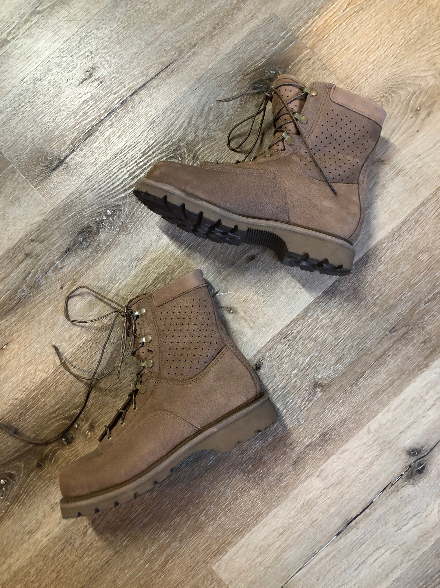 Deadstock Boulet military issue leather desert combat boot with steel toe and mesh lining for hot weather. Sand colour. Made in Canada.
Size 9 US mens
The uppers and soles are in excellent condition. NWOT.