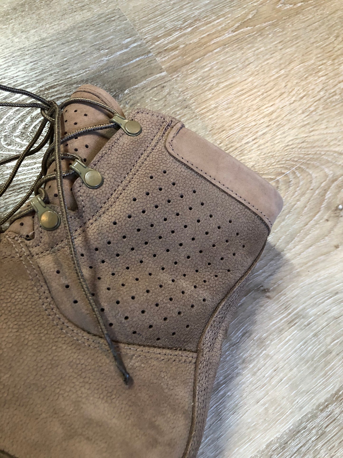 Deadstock Boulet military issue leather desert combat boot with steel toe and mesh lining for hot weather. Sand colour. Made in Canada.
Size 9 US mens
The uppers and soles are in excellent condition. NWOT.