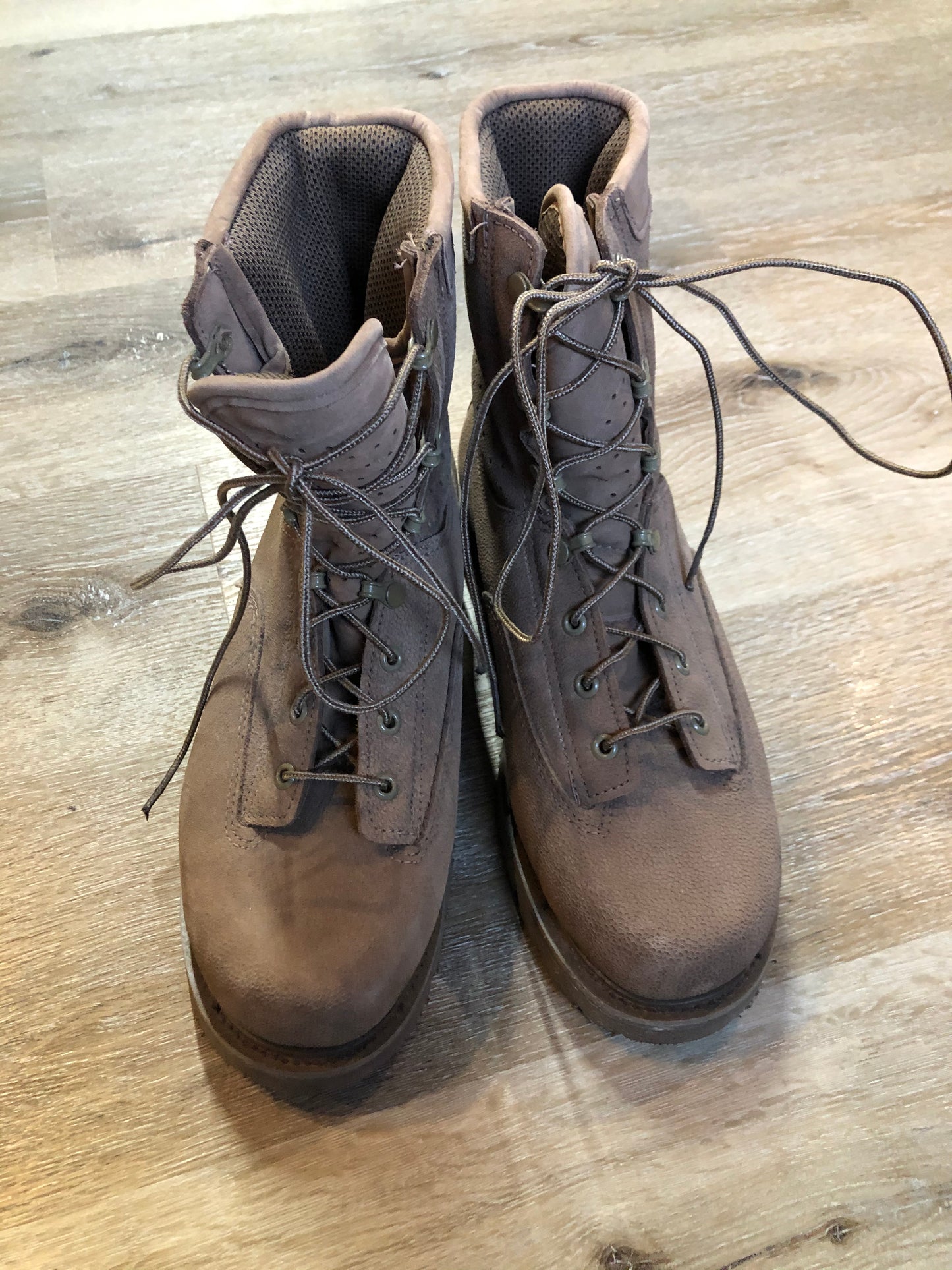 Deadstock Boulet military issue leather desert combat boot with steel toe and mesh lining for hot weather. Sand colour. Made in Canada.
Size 9 US mens
The uppers and soles are in excellent condition. NWOT.