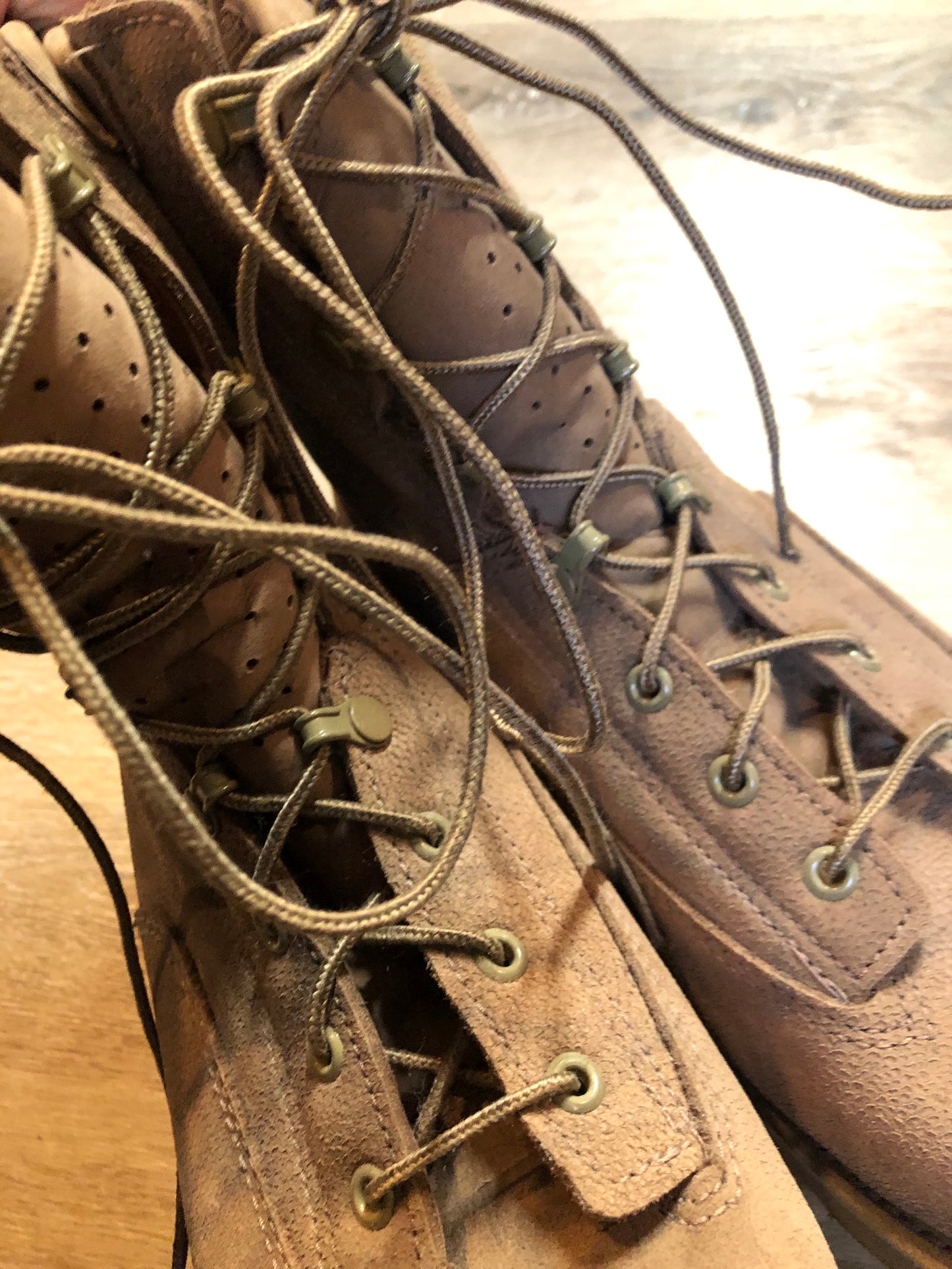 Deadstock Boulet military issue leather desert combat boot with steel toe and mesh lining for hot weather. Sand colour. Made in Canada.
Size 9 US mens
The uppers and soles are in excellent condition. NWOT.