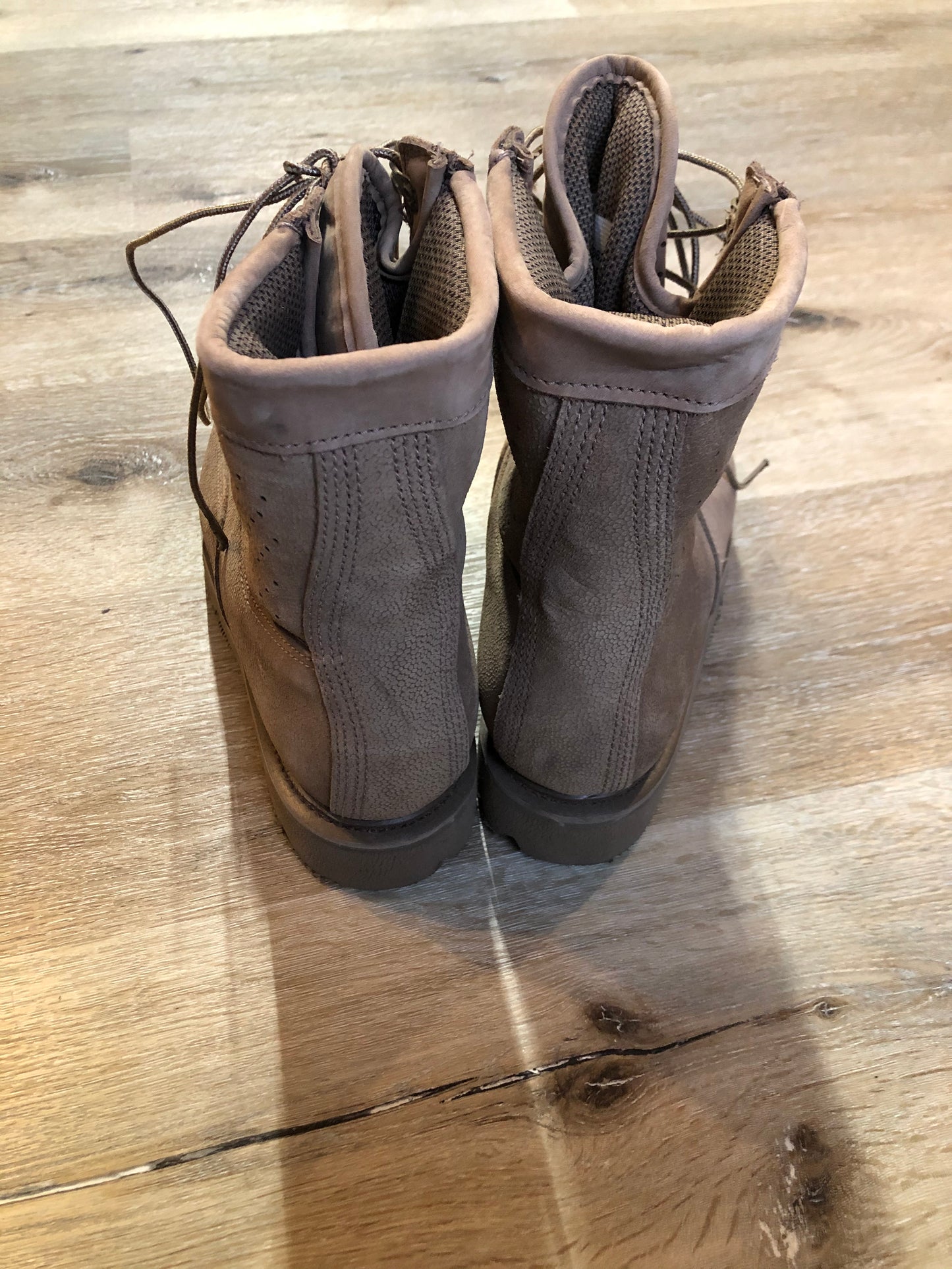 Deadstock Boulet military issue leather desert combat boot with steel toe and mesh lining for hot weather. Sand colour. Made in Canada.
Size 9 US mens
The uppers and soles are in excellent condition. NWOT.
