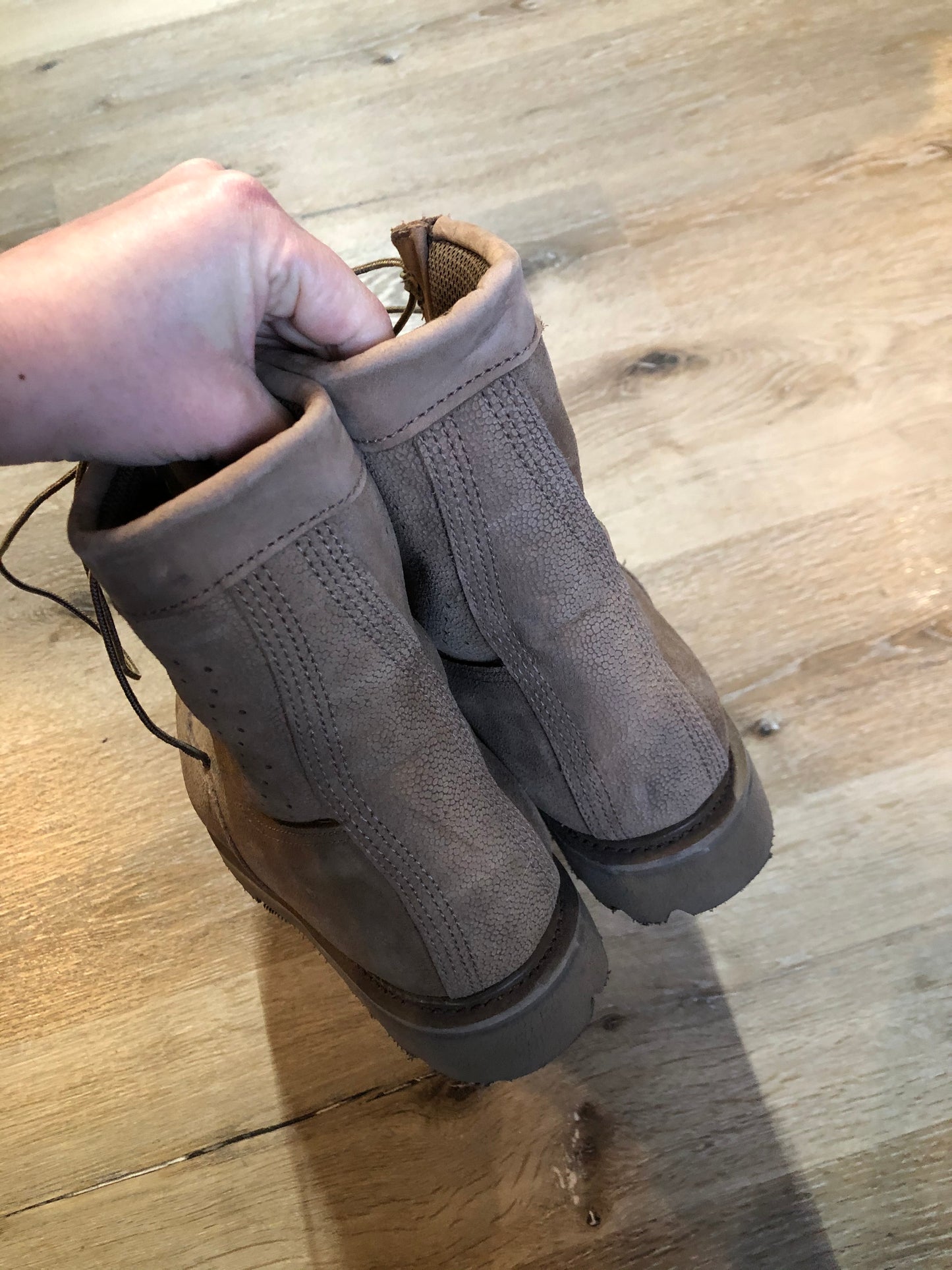Deadstock Boulet military issue leather desert combat boot with steel toe and mesh lining for hot weather. Sand colour. Made in Canada.
Size 9 US mens
The uppers and soles are in excellent condition. NWOT.
