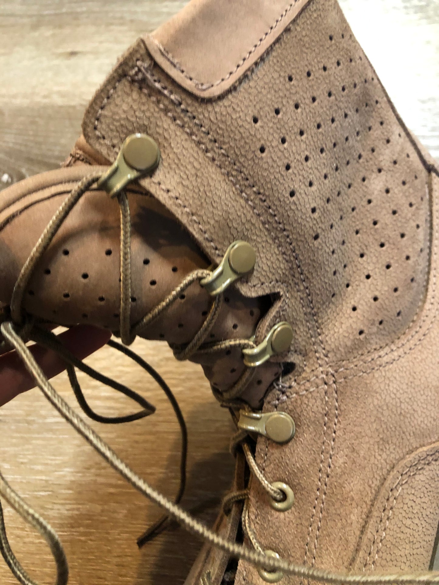 Deadstock Boulet military issue leather desert combat boot with steel toe and mesh lining for hot weather. Sand colour. Made in Canada.
Size 9 US mens
The uppers and soles are in excellent condition. NWOT.