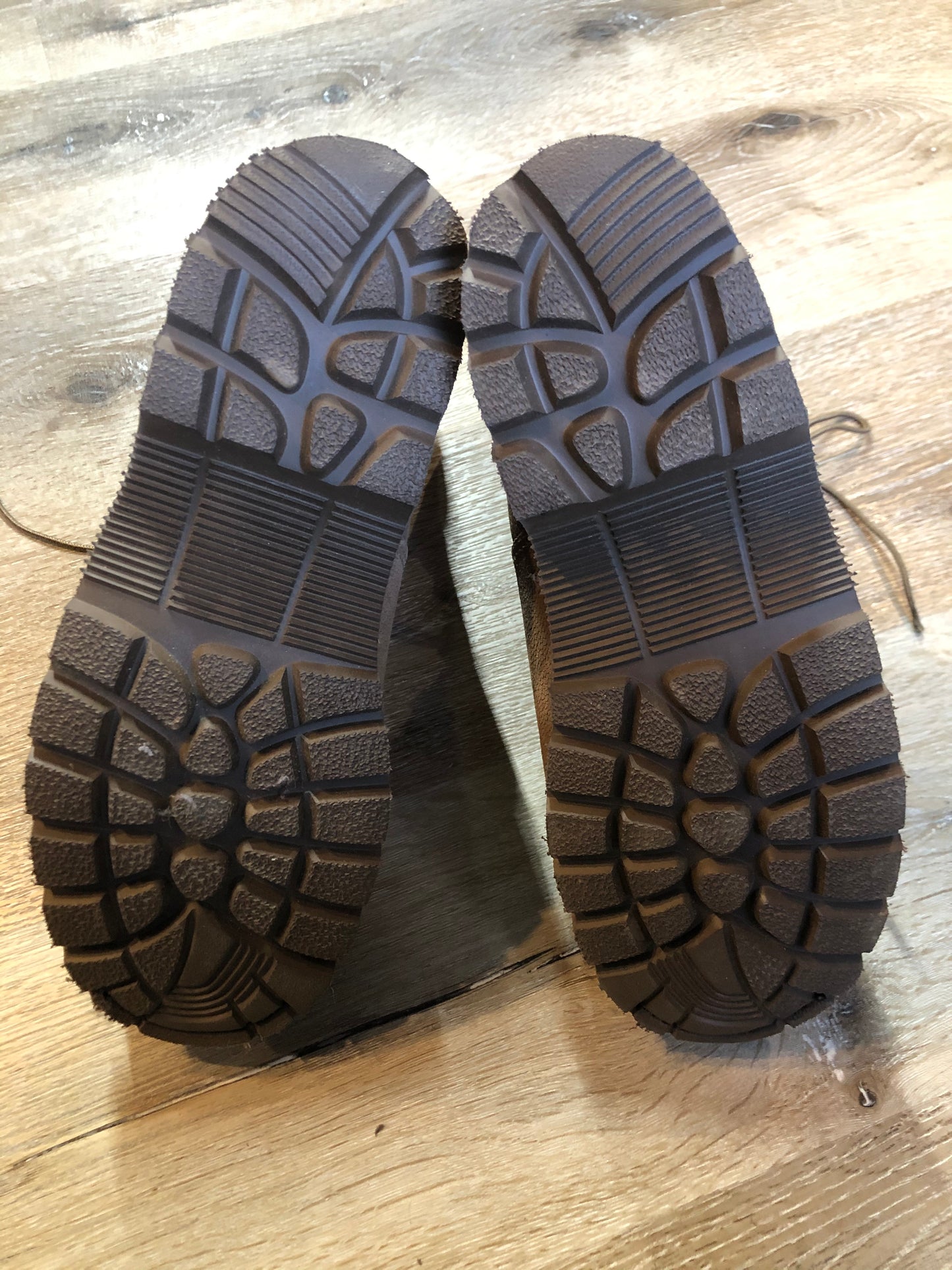 Deadstock Boulet military issue leather desert combat boot with steel toe and mesh lining for hot weather. Sand colour. Made in Canada.
Size 9 US mens
The uppers and soles are in excellent condition. NWOT.