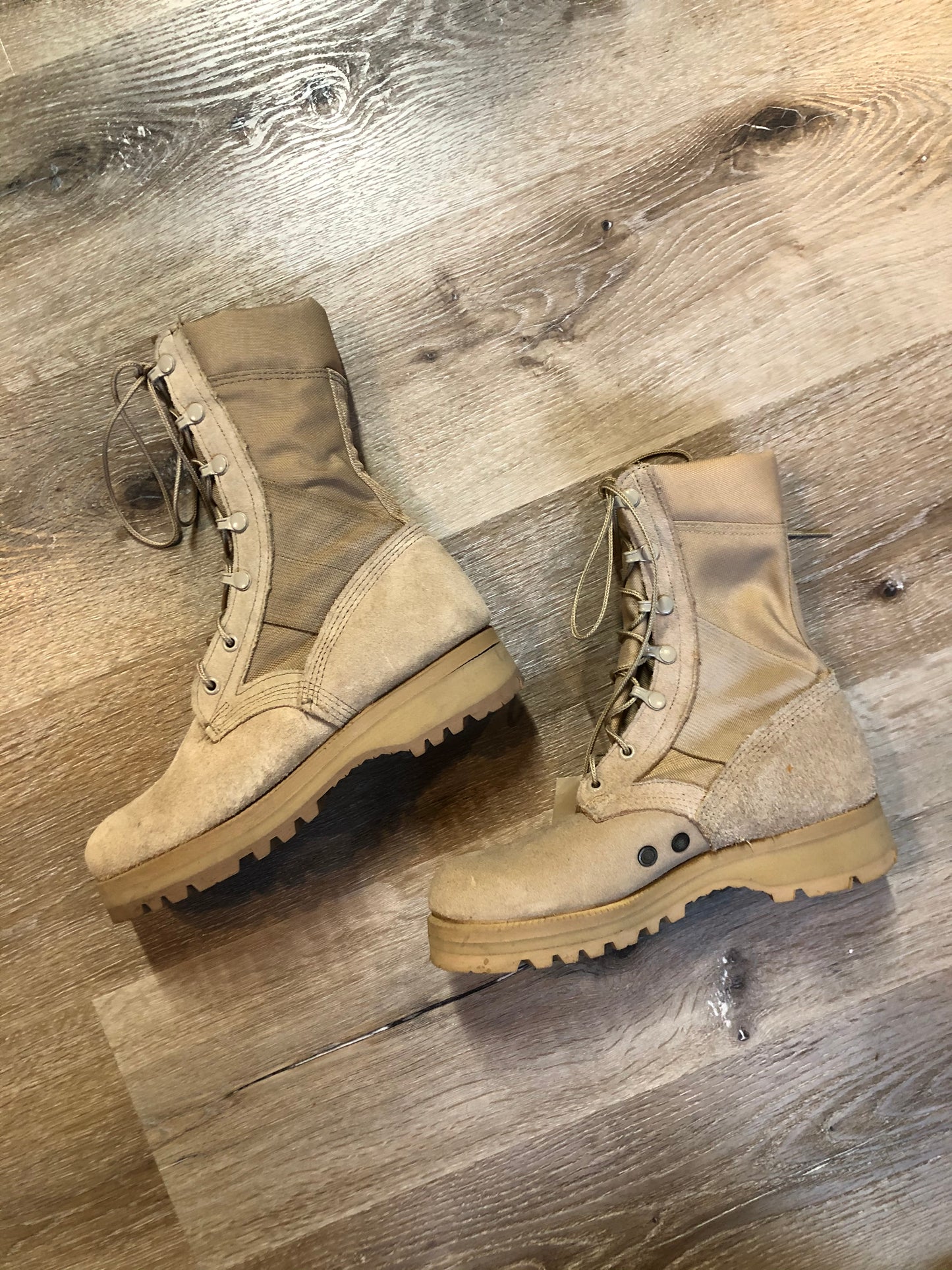 Wellco military issue leather desert combat boot is made for hot climates with padded collar and Vibram soles. Desert tan colour. Made in USA.
Size UK 4,5 ,US 6.5 womens
The uppers and soles are in excellent condition.