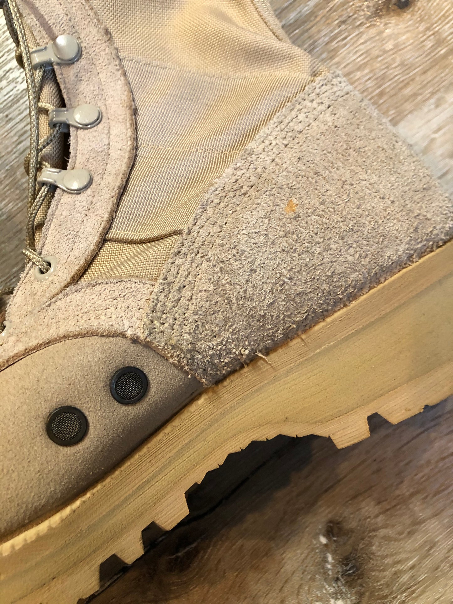 Wellco military issue leather desert combat boot is made for hot climates with padded collar and Vibram soles. Desert tan colour. Made in USA.
Size UK 4,5 ,US 6.5 womens
The uppers and soles are in excellent condition.