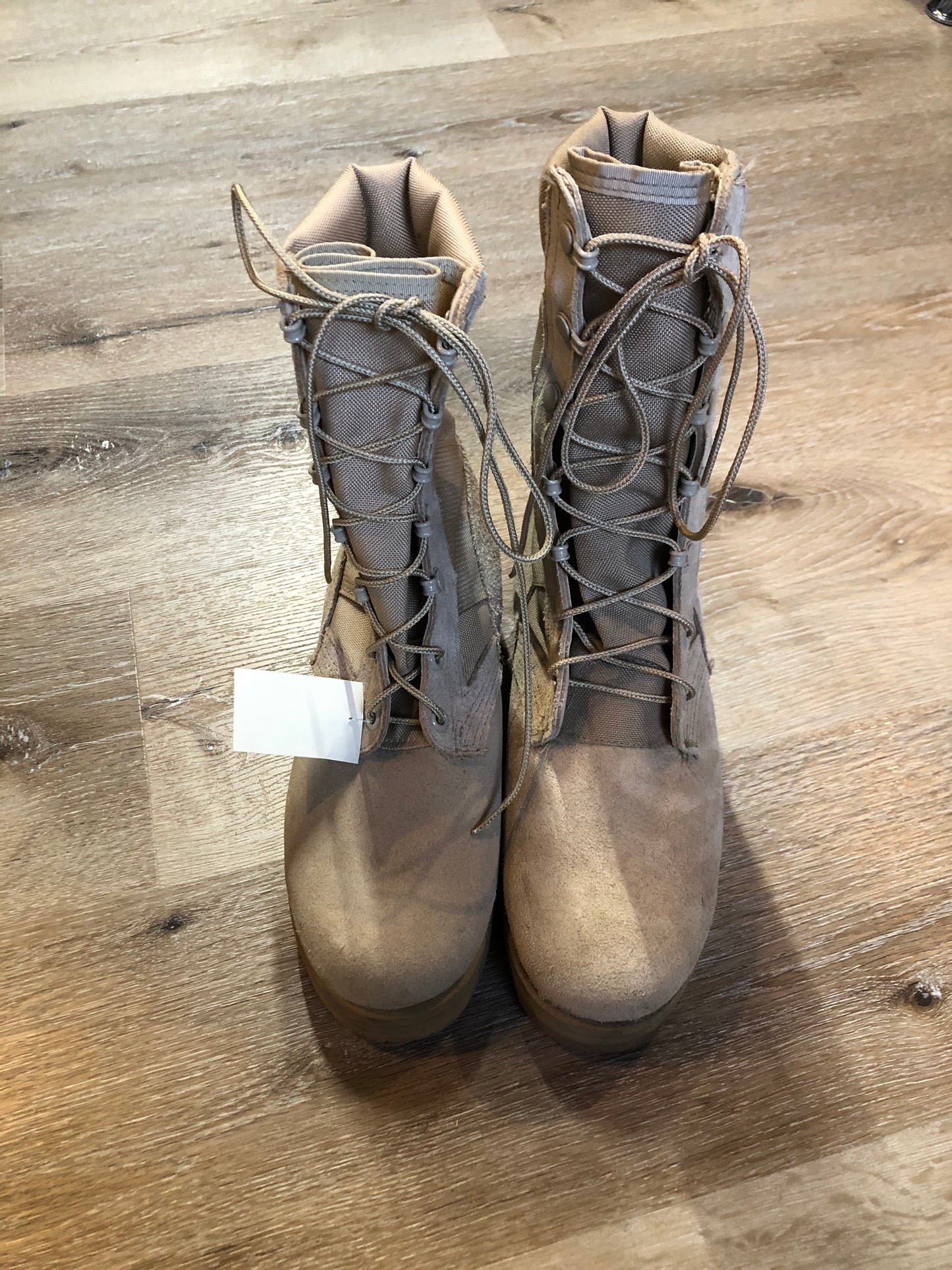 Wellco military issue leather desert combat boot is made for hot climates with padded collar and Vibram soles. Desert tan colour. Made in USA.
Size UK 4,5 ,US 6.5 womens
The uppers and soles are in excellent condition.